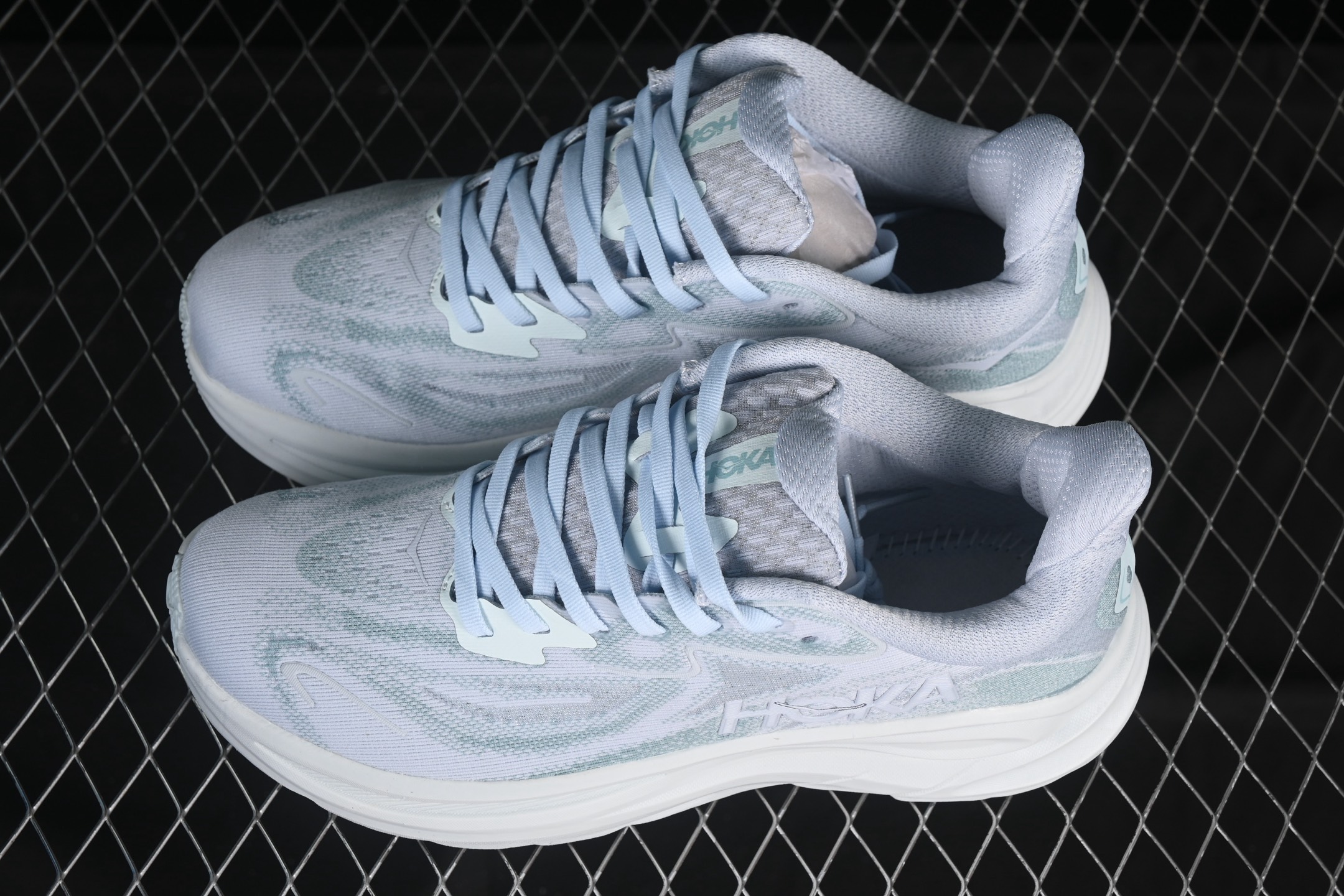 💰220纯原
HOKA ONE ONE CLIFTON 10 克里夫顿系列 轻盈透气的针织网面跑鞋 1162031 DTDR
#增强鞋面的强度和支撑性能 搭配柔软的鞋舌 让双脚在舒适包裹中跑的更加畅快 全新泡棉中底 柔软的同时增强回弹性能 为不同跑者提供更平稳流畅的脚感 带来全面的缓冲保护 根据人体工程学设计的延长拉襟 后跟处弹软的海绵填充舒适固定 避免掉跟和摩擦
尺码:36 36.5 37 38 38.5 39 40 40.5 41 42 42.5 43 44 45 G.D4