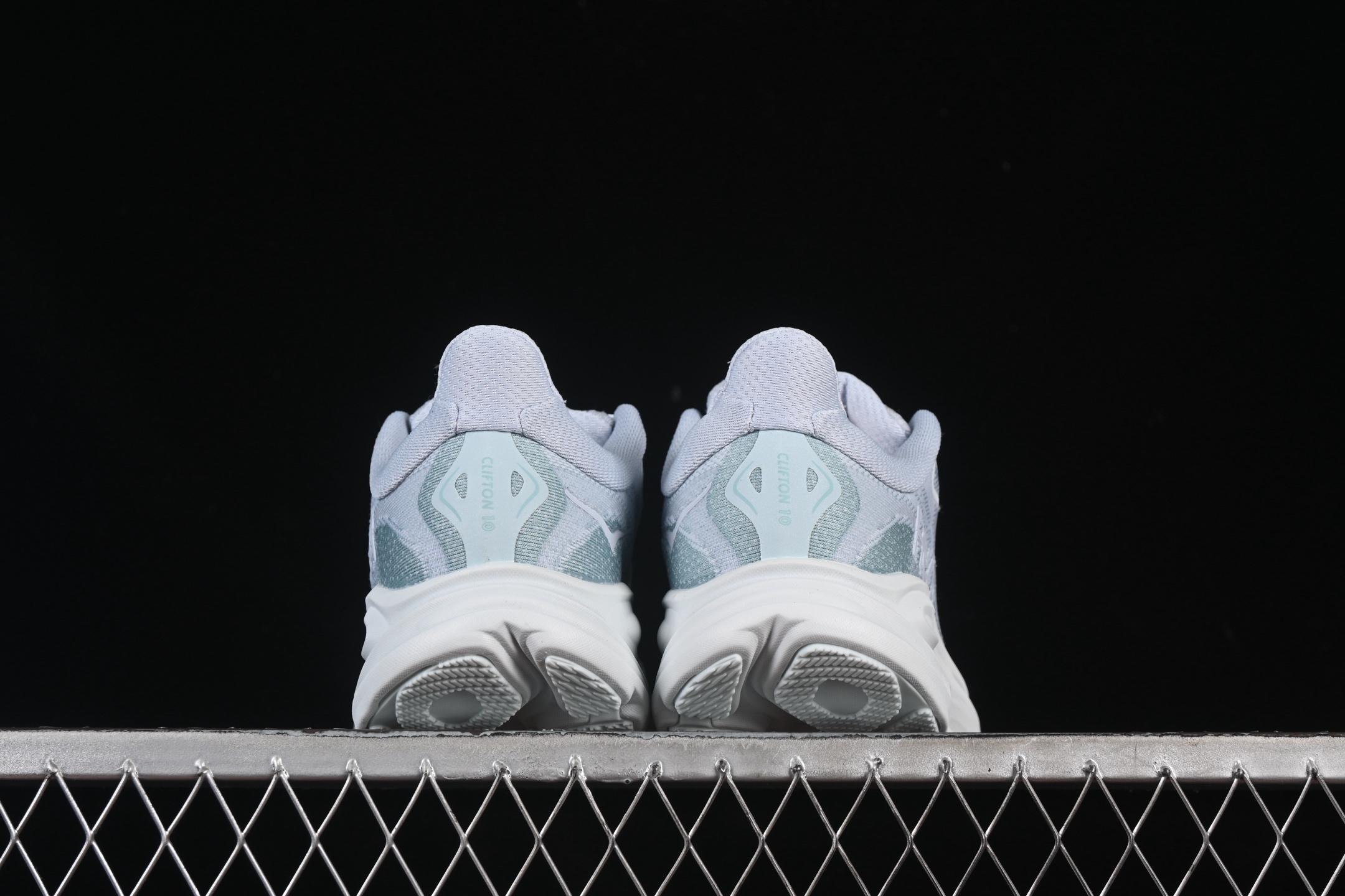 💰220纯原
HOKA ONE ONE CLIFTON 10 克里夫顿系列 轻盈透气的针织网面跑鞋 1162031 DTDR
#增强鞋面的强度和支撑性能 搭配柔软的鞋舌 让双脚在舒适包裹中跑的更加畅快 全新泡棉中底 柔软的同时增强回弹性能 为不同跑者提供更平稳流畅的脚感 带来全面的缓冲保护 根据人体工程学设计的延长拉襟 后跟处弹软的海绵填充舒适固定 避免掉跟和摩擦
尺码:36 36.5 37 38 38.5 39 40 40.5 41 42 42.5 43 44 45 G.D4