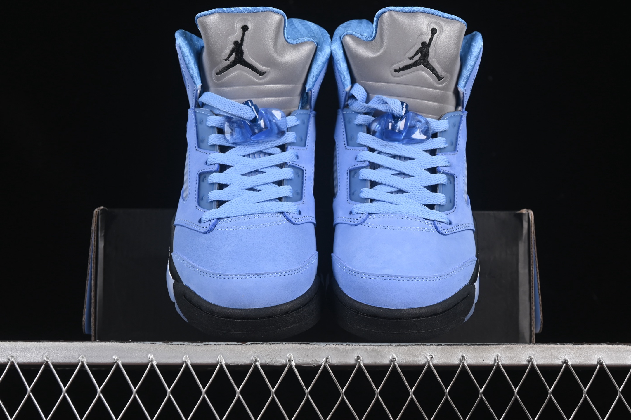 💰520纯原
Air Jordan 5 "University Blue" AJ5 乔5北卡蓝 DV1310-401
#鞋款鞋面覆盖大面积皮革材质,内衬升级为具有光泽感的织物,从鞋面到鞋垫均采用大学蓝配色,营造出清爽有质感的视觉外观。
尺码:40 40.5 41 42 42.5 43 44 44.5 45 46 47.5 B.G7