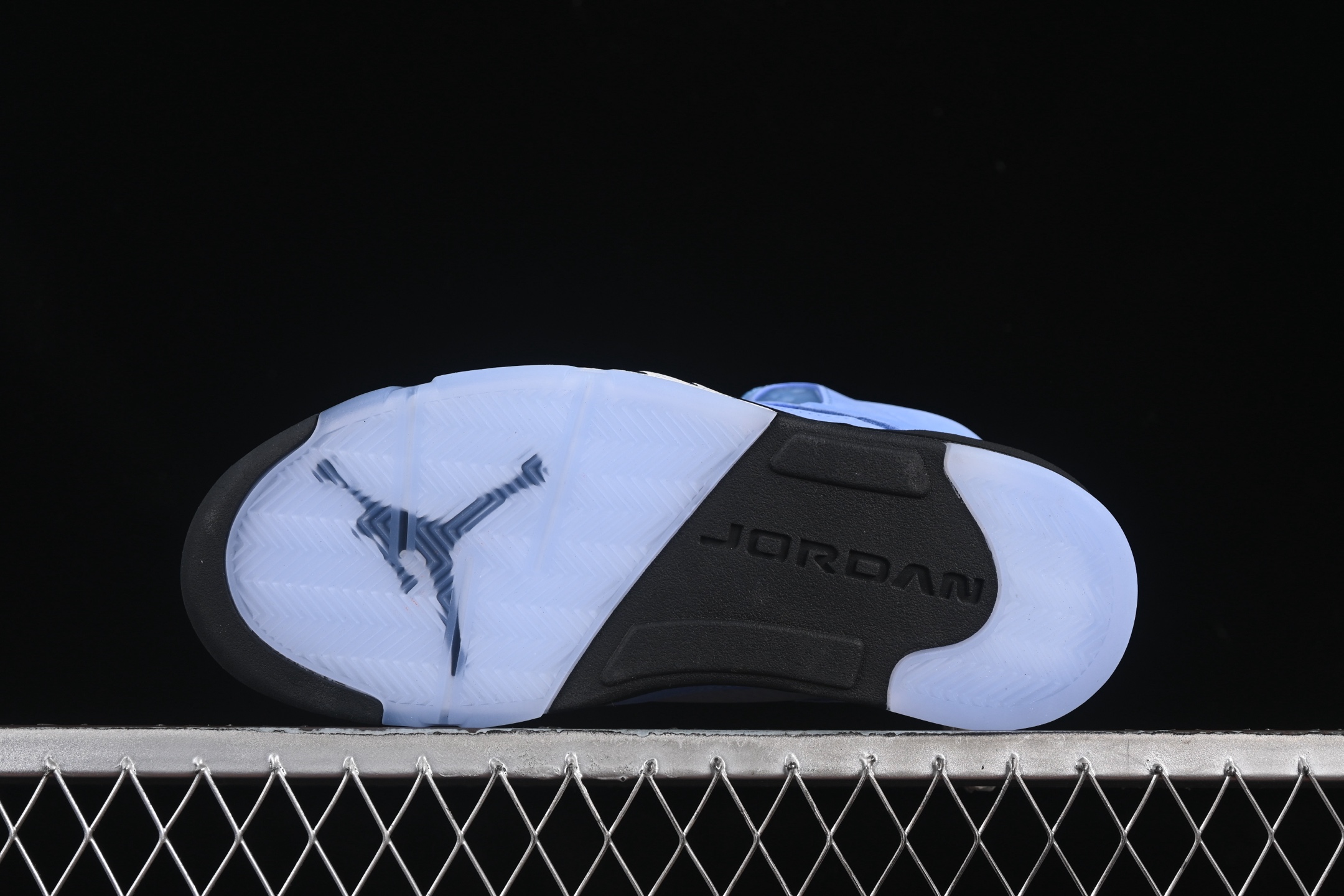 💰520纯原
Air Jordan 5 "University Blue" AJ5 乔5北卡蓝 DV1310-401
#鞋款鞋面覆盖大面积皮革材质,内衬升级为具有光泽感的织物,从鞋面到鞋垫均采用大学蓝配色,营造出清爽有质感的视觉外观。
尺码:40 40.5 41 42 42.5 43 44 44.5 45 46 47.5 B.G7