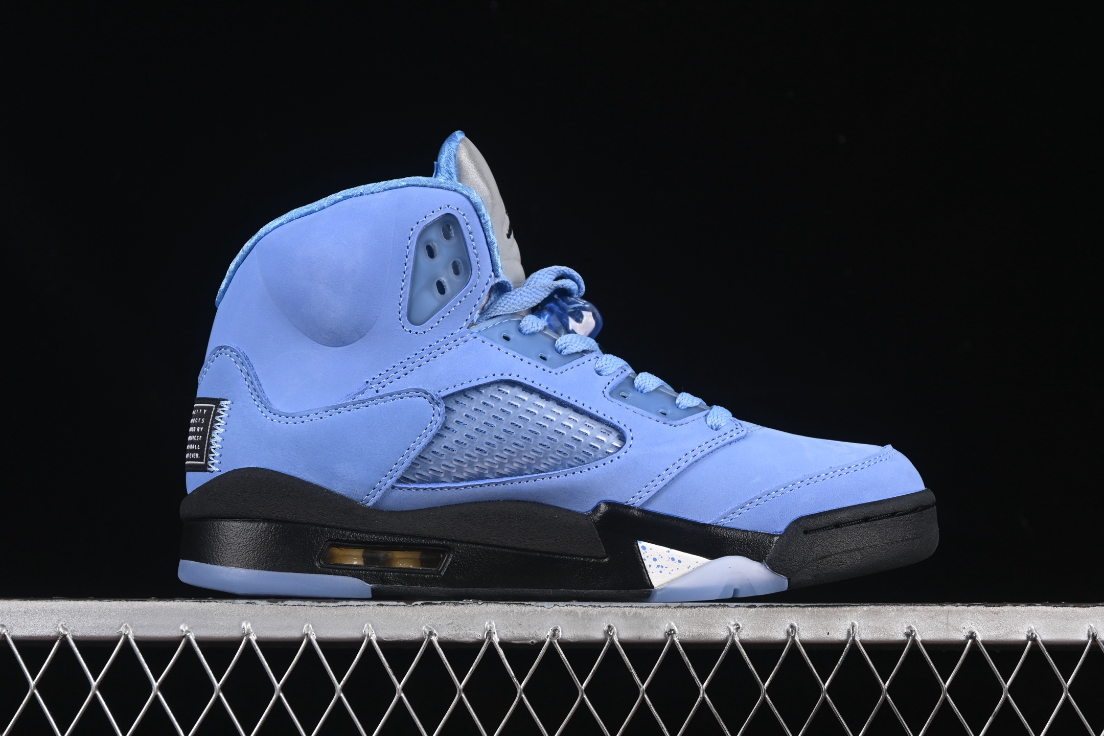 💰520纯原
Air Jordan 5 "University Blue" AJ5 乔5北卡蓝 DV1310-401
#鞋款鞋面覆盖大面积皮革材质,内衬升级为具有光泽感的织物,从鞋面到鞋垫均采用大学蓝配色,营造出清爽有质感的视觉外观。
尺码:40 40.5 41 42 42.5 43 44 44.5 45 46 47.5 B.G7