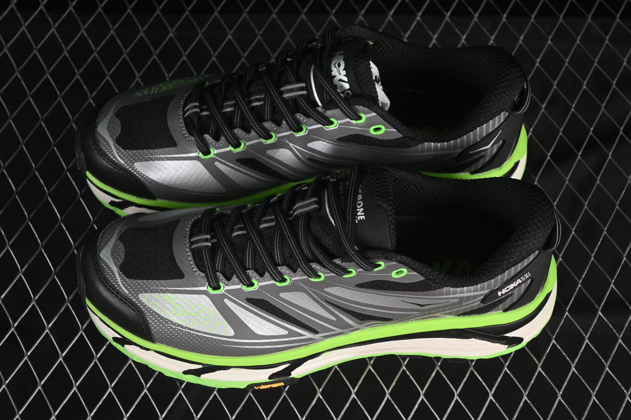 💰240纯原
Hoka Mafate Speed 2 马法特二代超轻厚底轻量山地跑步鞋 1126851 BCKLC
#轻量化材料Fresh Foam。超轻量中底全部用料过3C认证! 滚动平衡科技减少33%能量消耗 !第二代Mafate更是延续精髓设计,并调整了整体的鞋型,修身的鞋型,更加灵巧的感觉一下子来了。外底韧弹感十足的EVA泡绵,结合Vibram橡胶大底,性能稳定输出,无论是平时穿着还是在潮湿的梅雨季节跑步,都是非常优秀的搭配。
尺码:36 36.5 37 38 38.5 39 40 40.5 41 42 42.5 43 44 45 X.D4
