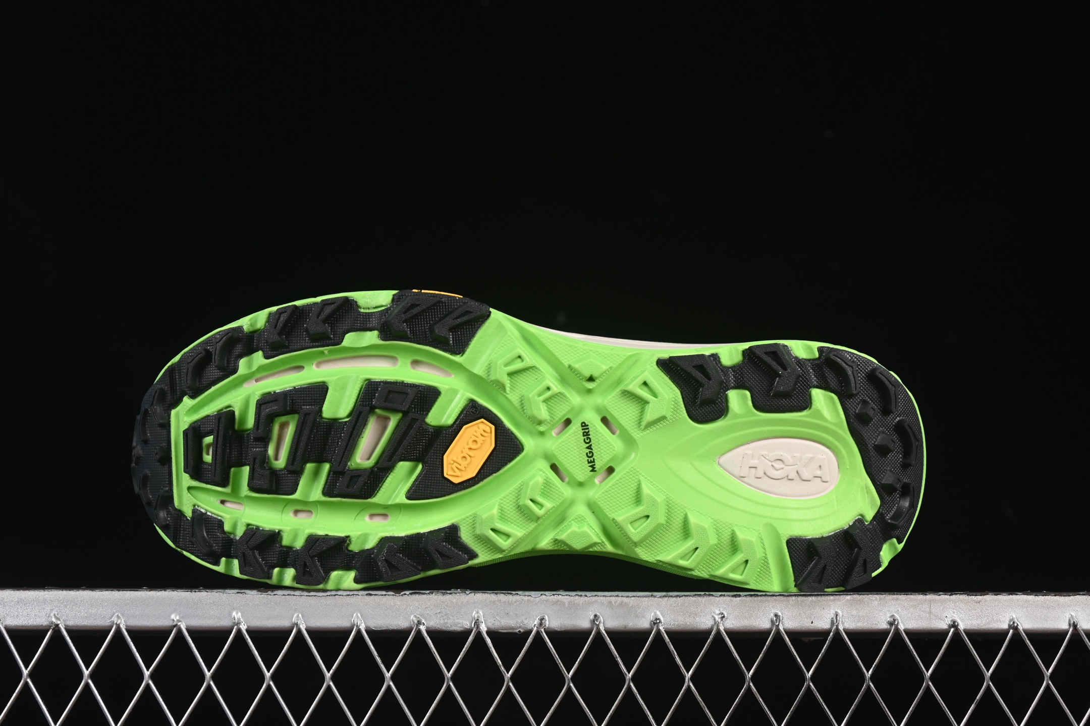 💰240纯原
Hoka Mafate Speed 2 马法特二代超轻厚底轻量山地跑步鞋 1126851 BCKLC
#轻量化材料Fresh Foam。超轻量中底全部用料过3C认证! 滚动平衡科技减少33%能量消耗 !第二代Mafate更是延续精髓设计,并调整了整体的鞋型,修身的鞋型,更加灵巧的感觉一下子来了。外底韧弹感十足的EVA泡绵,结合Vibram橡胶大底,性能稳定输出,无论是平时穿着还是在潮湿的梅雨季节跑步,都是非常优秀的搭配。
尺码:36 36.5 37 38 38.5 39 40 40.5 41 42 42.5 43 44 45 X.D4