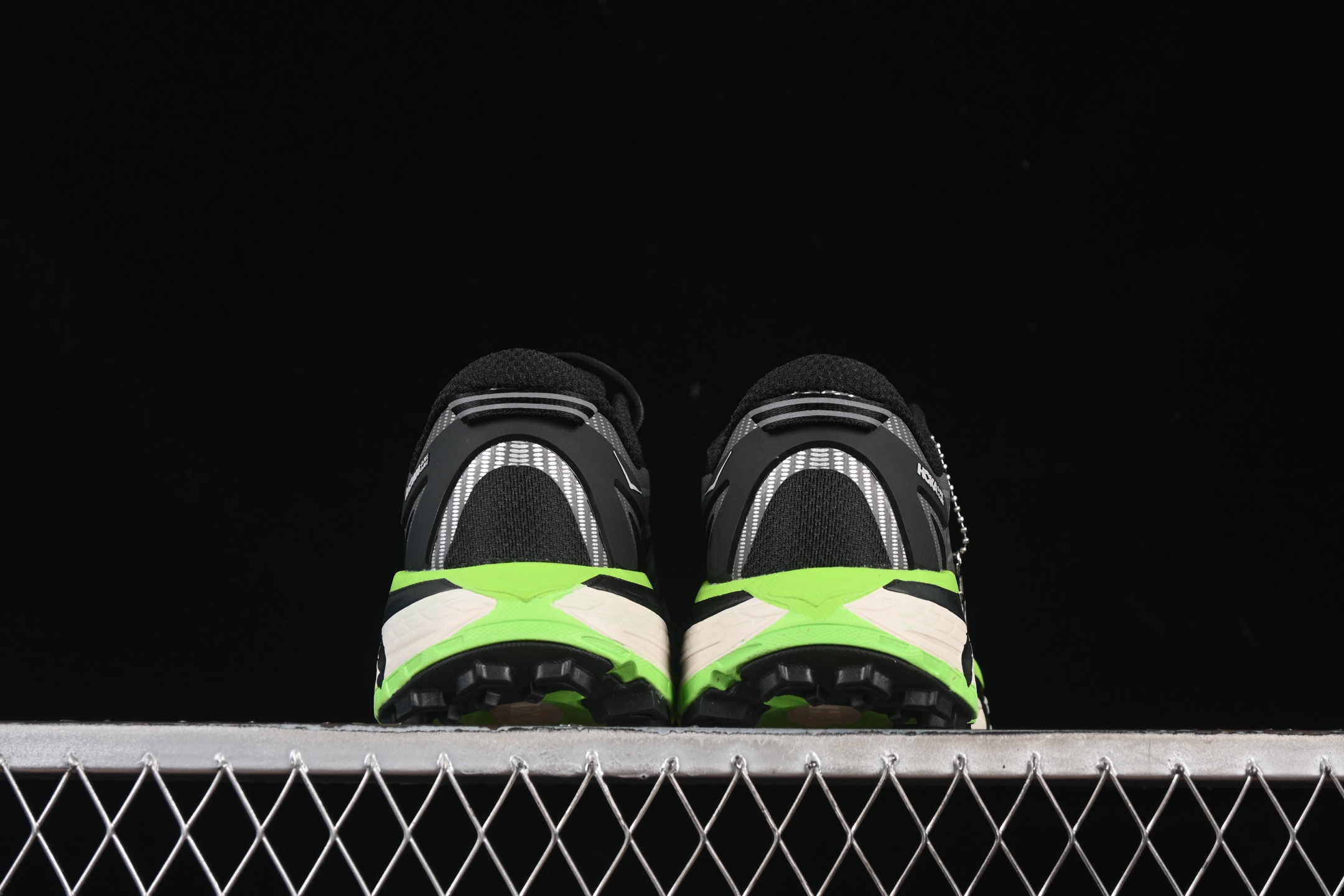 💰240纯原
Hoka Mafate Speed 2 马法特二代超轻厚底轻量山地跑步鞋 1126851 BCKLC
#轻量化材料Fresh Foam。超轻量中底全部用料过3C认证! 滚动平衡科技减少33%能量消耗 !第二代Mafate更是延续精髓设计,并调整了整体的鞋型,修身的鞋型,更加灵巧的感觉一下子来了。外底韧弹感十足的EVA泡绵,结合Vibram橡胶大底,性能稳定输出,无论是平时穿着还是在潮湿的梅雨季节跑步,都是非常优秀的搭配。
尺码:36 36.5 37 38 38.5 39 40 40.5 41 42 42.5 43 44 45 X.D4