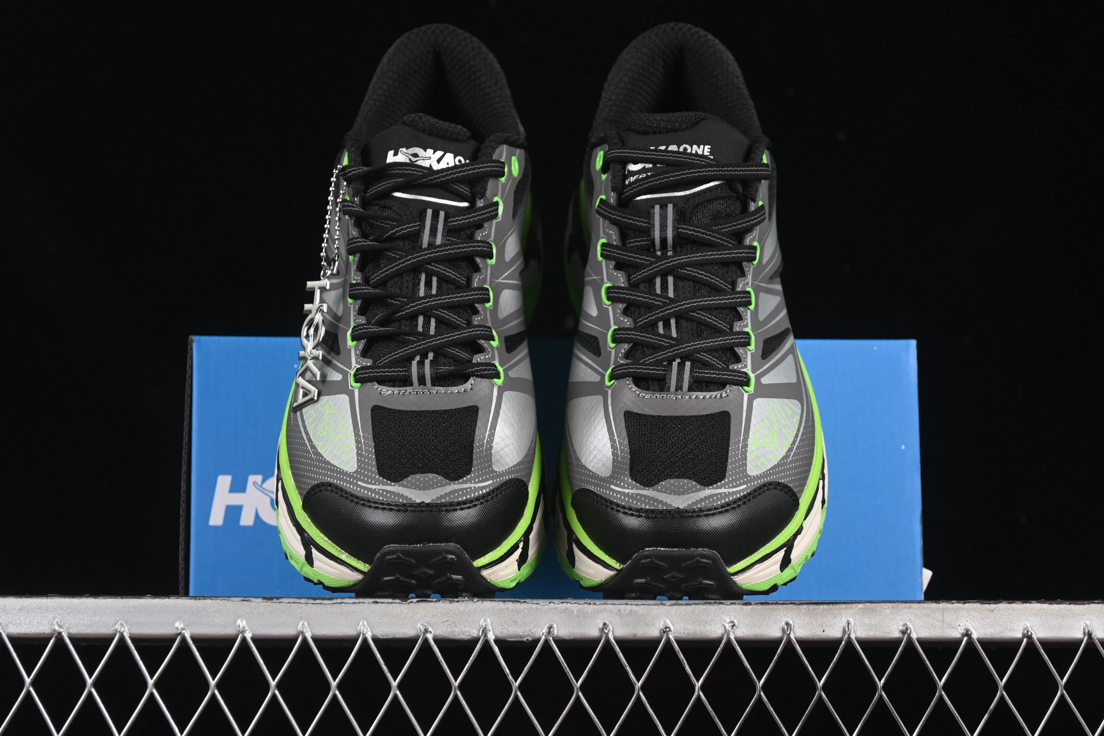 💰240纯原
Hoka Mafate Speed 2 马法特二代超轻厚底轻量山地跑步鞋 1126851 BCKLC
#轻量化材料Fresh Foam。超轻量中底全部用料过3C认证! 滚动平衡科技减少33%能量消耗 !第二代Mafate更是延续精髓设计,并调整了整体的鞋型,修身的鞋型,更加灵巧的感觉一下子来了。外底韧弹感十足的EVA泡绵,结合Vibram橡胶大底,性能稳定输出,无论是平时穿着还是在潮湿的梅雨季节跑步,都是非常优秀的搭配。
尺码:36 36.5 37 38 38.5 39 40 40.5 41 42 42.5 43 44 45 X.D4