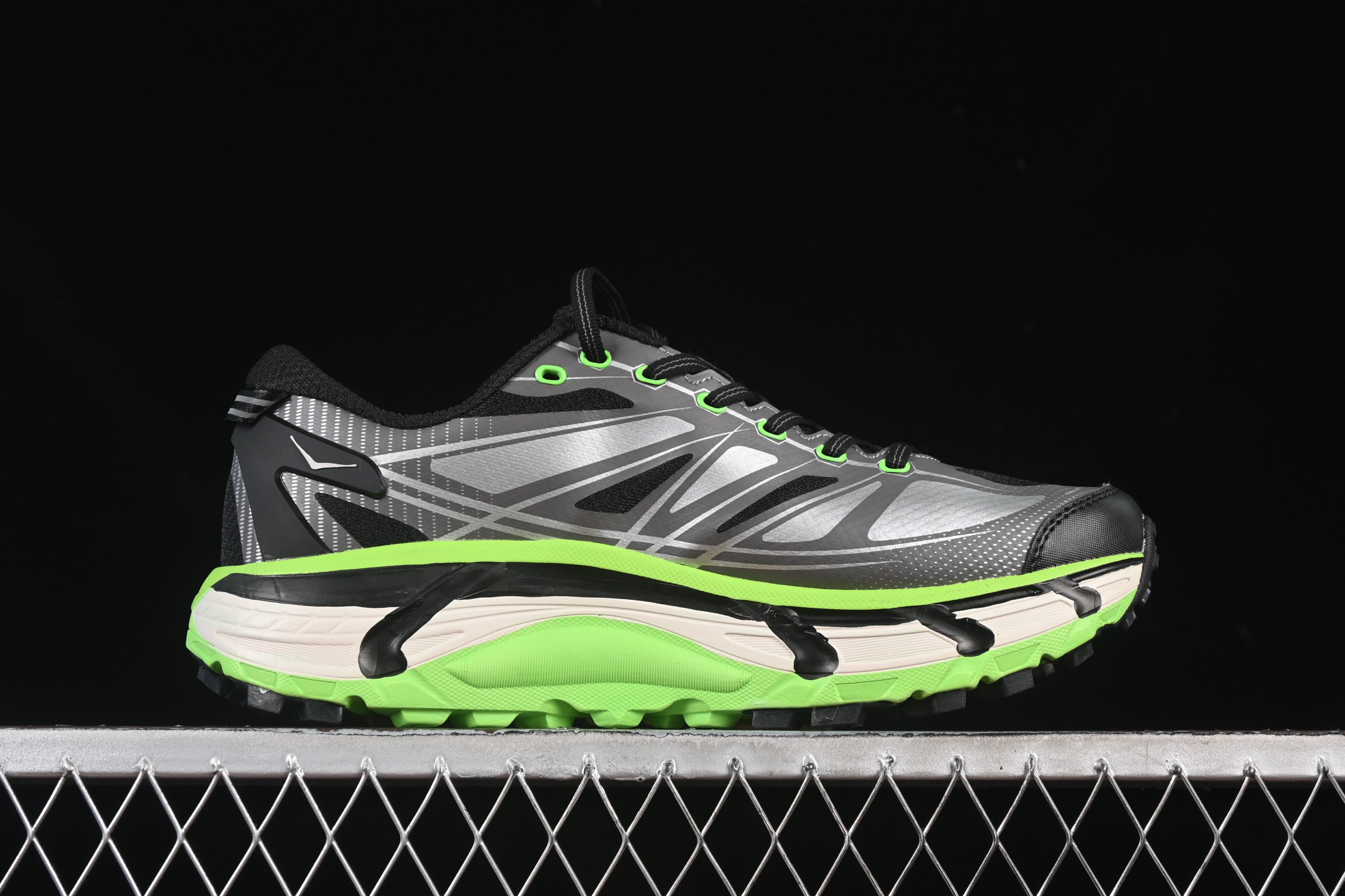 💰240纯原
Hoka Mafate Speed 2 马法特二代超轻厚底轻量山地跑步鞋 1126851 BCKLC
#轻量化材料Fresh Foam。超轻量中底全部用料过3C认证! 滚动平衡科技减少33%能量消耗 !第二代Mafate更是延续精髓设计,并调整了整体的鞋型,修身的鞋型,更加灵巧的感觉一下子来了。外底韧弹感十足的EVA泡绵,结合Vibram橡胶大底,性能稳定输出,无论是平时穿着还是在潮湿的梅雨季节跑步,都是非常优秀的搭配。
尺码:36 36.5 37 38 38.5 39 40 40.5 41 42 42.5 43 44 45 X.D4
