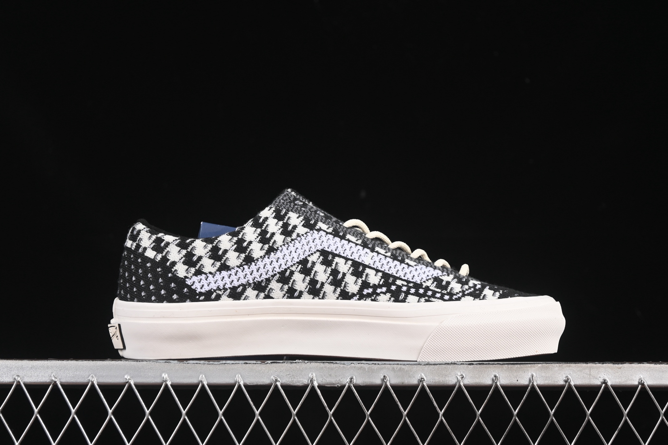 💰150纯原
Vans Old Skool 36 EK 范斯官方 舒适百搭休闲滑板鞋 VN000D8HHR0
#工艺:硫化1:1(重量1:1、真标、原钢印、材质标、鞋型标、合格证)
尺码:35 36 36.5 37 38 38.5 39 40 40.5 41 42 42.5 43 44 M.C3