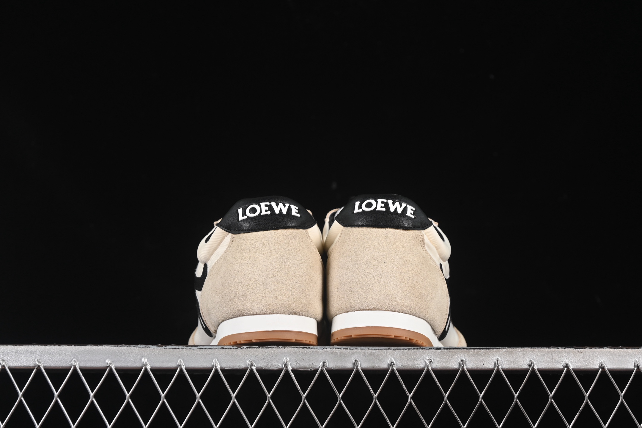 💰240纯原
Loewe Ballet Runner 2.0 Sneakers 罗意威 芭蕾舞2.0系列阿甘复古风德训薄底百搭休闲运动鞋
尺码：35 36 37 38 39 40 AJD4