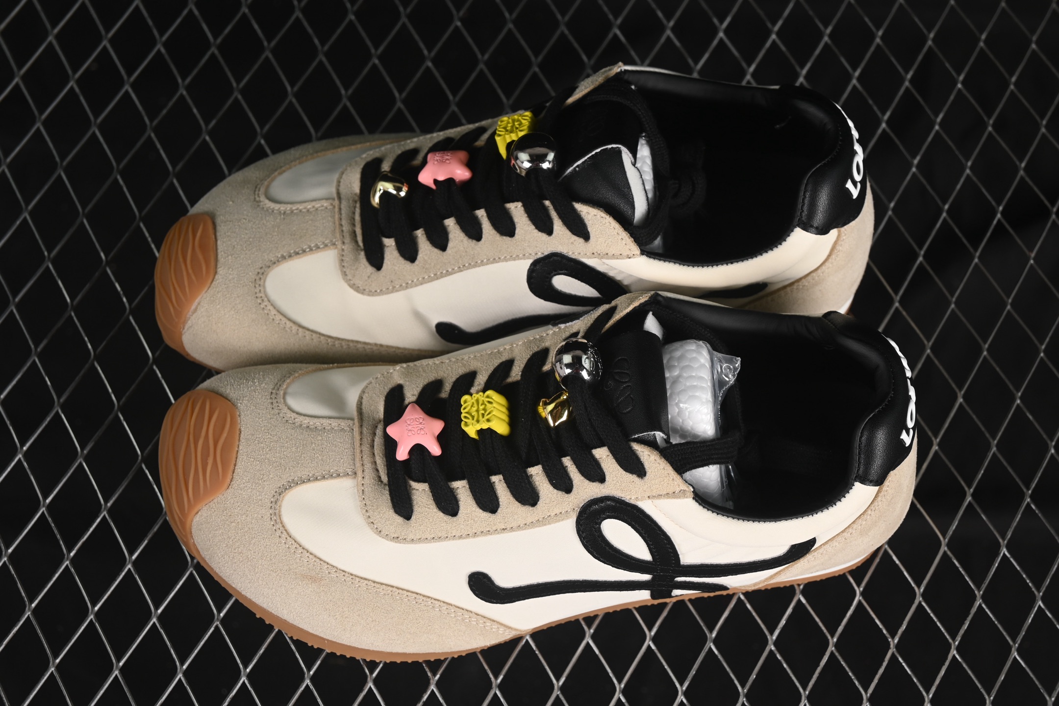 💰240纯原
Loewe Ballet Runner 2.0 Sneakers 罗意威 芭蕾舞2.0系列阿甘复古风德训薄底百搭休闲运动鞋
尺码：35 36 37 38 39 40 AJD4
