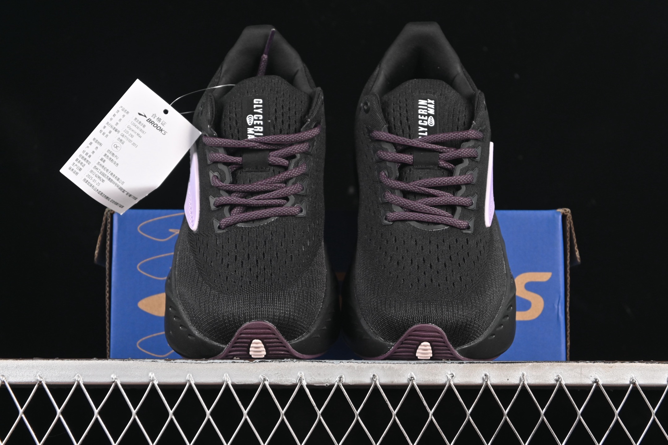 💰260纯原
Brooks Glycerin Max 布鲁克斯 男子缓震马拉松慢跑鞋 1204361B067
#广东超临界大底 原楦原纸板 客供原厂材料开发 极致一眼正品既视感 细节如图所示
尺码:36 36.5 37 38 38.5 39 40 40.5 41 42 42.5 43 44 44.5 45 46 N.C3