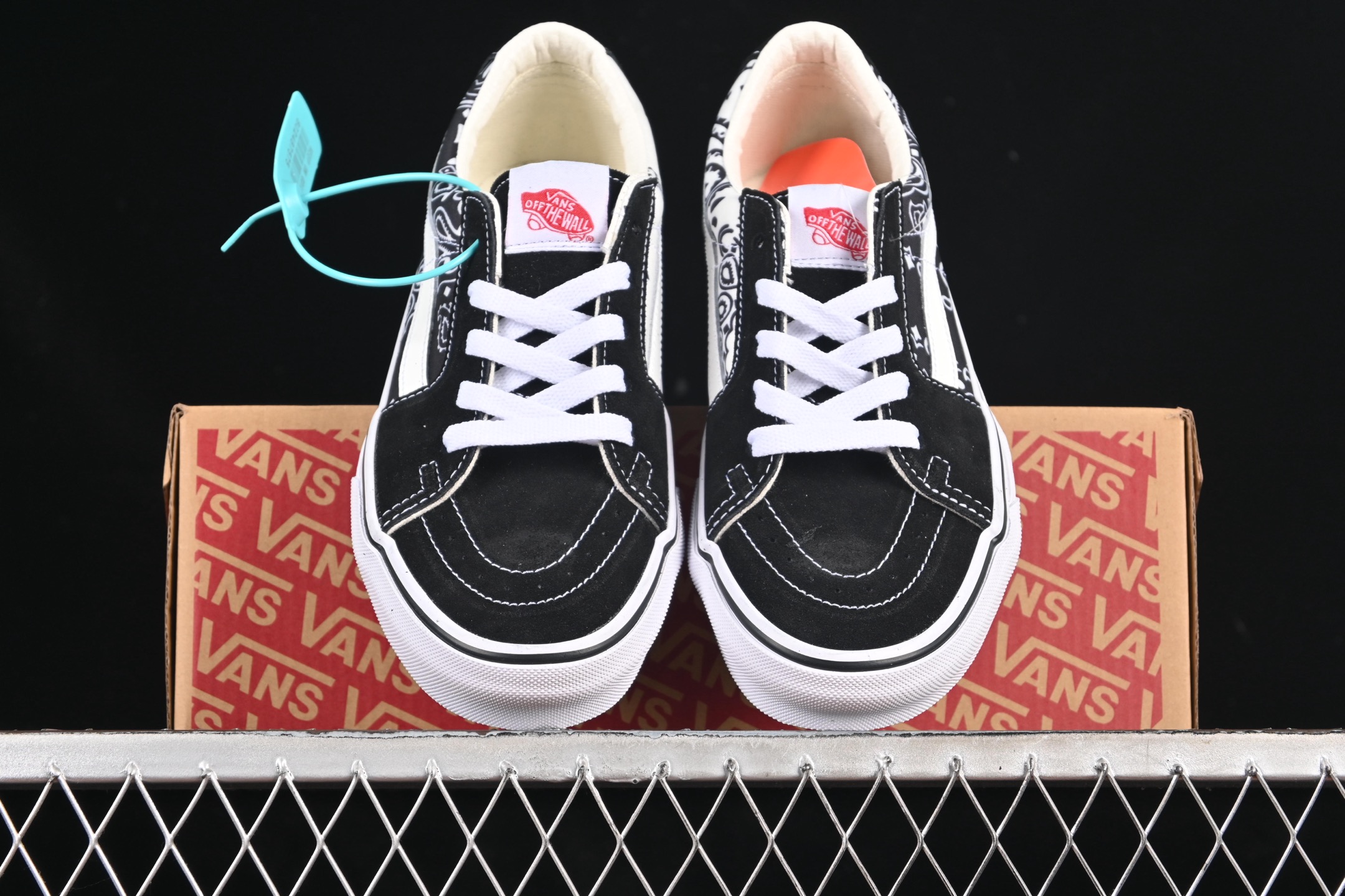 💰140纯原
 Vans Sk8-Low 万斯腰果花防滑休闲滑板鞋 VN0A4UWI5MW
#工艺：硫化1:1（重量1:1、真标、原钢印、材质标、鞋型标、合格证）
尺码：35 36 36.5 37 38 38.5 39 40 40.5 41 42 42.5 43 44 M.C3