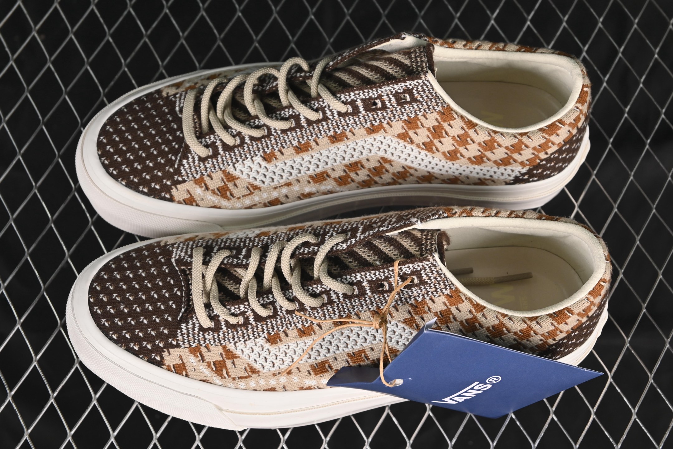 💰150纯原
Vans Old Skool 36 EK 编织系列 舒适百搭防滑耐磨休闲滑板鞋 VN000D51DMV
#鞋面采用编织面料工艺,舒适透气,独特新颖打破传统,复古感拉满。鞋底沿用招牌“华夫格”纹路,抓地力强,同时搭载缓震鞋垫,脚感轻盈贴合,适合日常通勤和滑板运动。
尺码:35 36 36.5 37 38 38.5 39 40 40.5 41 42 42.5 43 44 M.C3