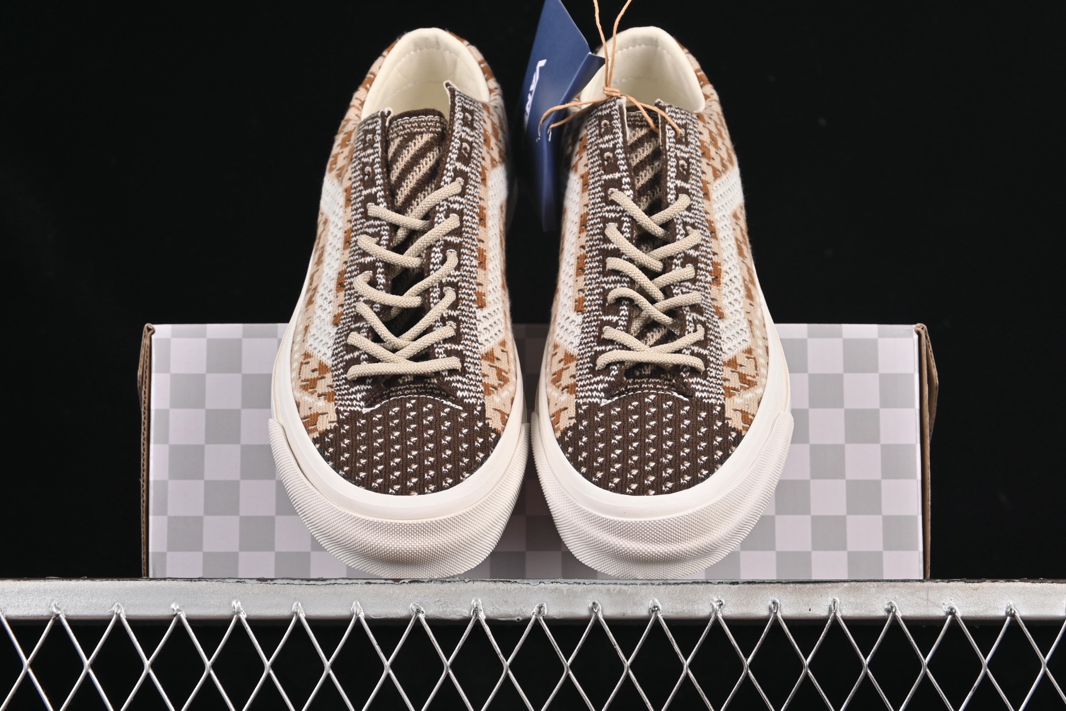 💰150纯原
Vans Old Skool 36 EK 编织系列 舒适百搭防滑耐磨休闲滑板鞋 VN000D51DMV
#鞋面采用编织面料工艺,舒适透气,独特新颖打破传统,复古感拉满。鞋底沿用招牌“华夫格”纹路,抓地力强,同时搭载缓震鞋垫,脚感轻盈贴合,适合日常通勤和滑板运动。
尺码:35 36 36.5 37 38 38.5 39 40 40.5 41 42 42.5 43 44 M.C3