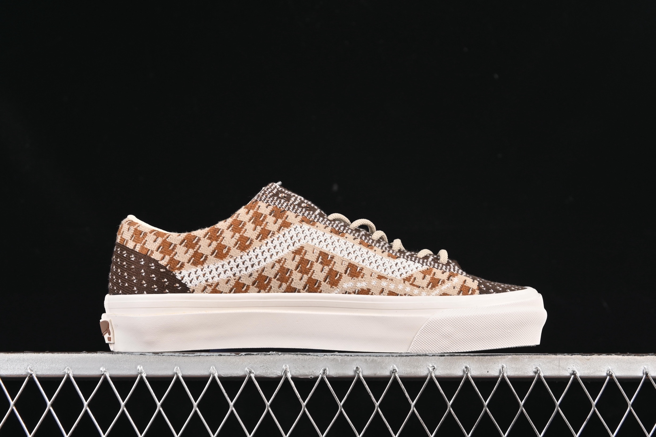 💰150纯原
Vans Old Skool 36 EK 编织系列 舒适百搭防滑耐磨休闲滑板鞋 VN000D51DMV
#鞋面采用编织面料工艺,舒适透气,独特新颖打破传统,复古感拉满。鞋底沿用招牌“华夫格”纹路,抓地力强,同时搭载缓震鞋垫,脚感轻盈贴合,适合日常通勤和滑板运动。
尺码:35 36 36.5 37 38 38.5 39 40 40.5 41 42 42.5 43 44 M.C3