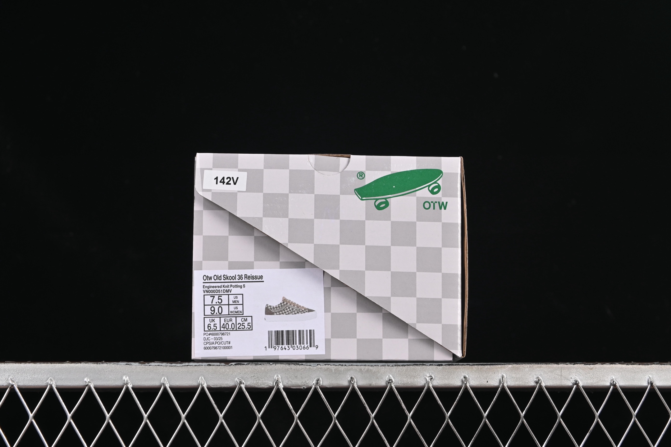 💰150纯原
Vans Old Skool 36 EK 编织系列 舒适百搭防滑耐磨休闲滑板鞋 VN000D51DMV
#鞋面采用编织面料工艺,舒适透气,独特新颖打破传统,复古感拉满。鞋底沿用招牌“华夫格”纹路,抓地力强,同时搭载缓震鞋垫,脚感轻盈贴合,适合日常通勤和滑板运动。
尺码:35 36 36.5 37 38 38.5 39 40 40.5 41 42 42.5 43 44 M.C3