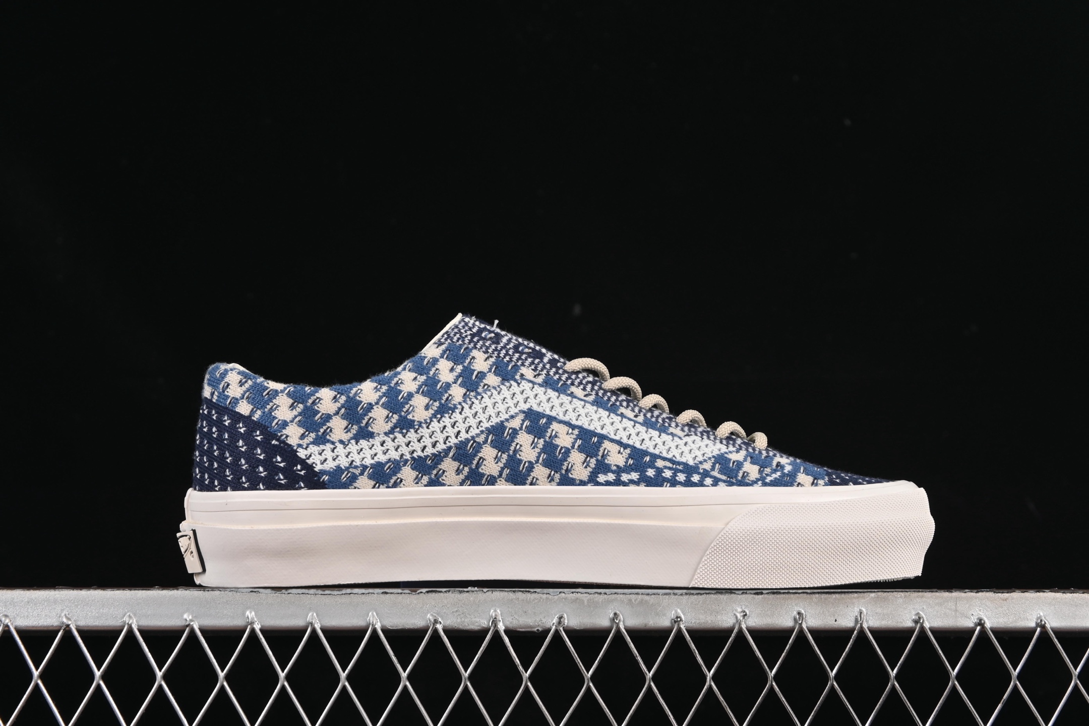 💰150纯原
Vans Old Skool 36 EK 编织系列 舒适百搭防滑耐磨休闲滑板鞋 VN000D8HEBR
#鞋面采用编织面料工艺,舒适透气,独特新颖打破传统,复古感拉满。鞋底沿用招牌“华夫格”纹路,抓地力强,同时搭载缓震鞋垫,脚感轻盈贴合,适合日常通勤和滑板运动。
尺码:35 36 36.5 37 38 38.5 39 40 40.5 41 42 42.5 43 44 M.C3