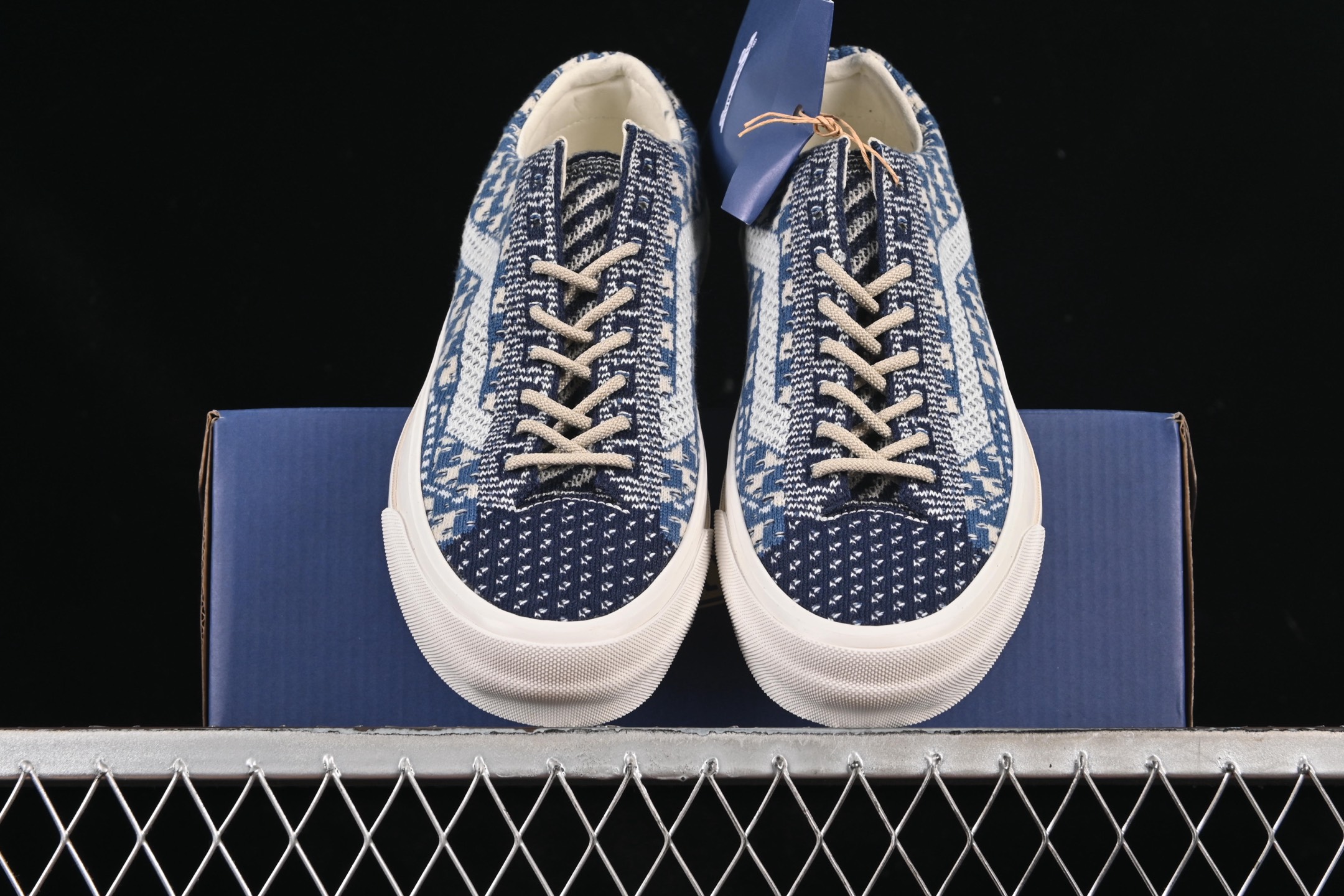 💰150纯原
Vans Old Skool 36 EK 编织系列 舒适百搭防滑耐磨休闲滑板鞋 VN000D8HEBR
#鞋面采用编织面料工艺,舒适透气,独特新颖打破传统,复古感拉满。鞋底沿用招牌“华夫格”纹路,抓地力强,同时搭载缓震鞋垫,脚感轻盈贴合,适合日常通勤和滑板运动。
尺码:35 36 36.5 37 38 38.5 39 40 40.5 41 42 42.5 43 44 M.C3