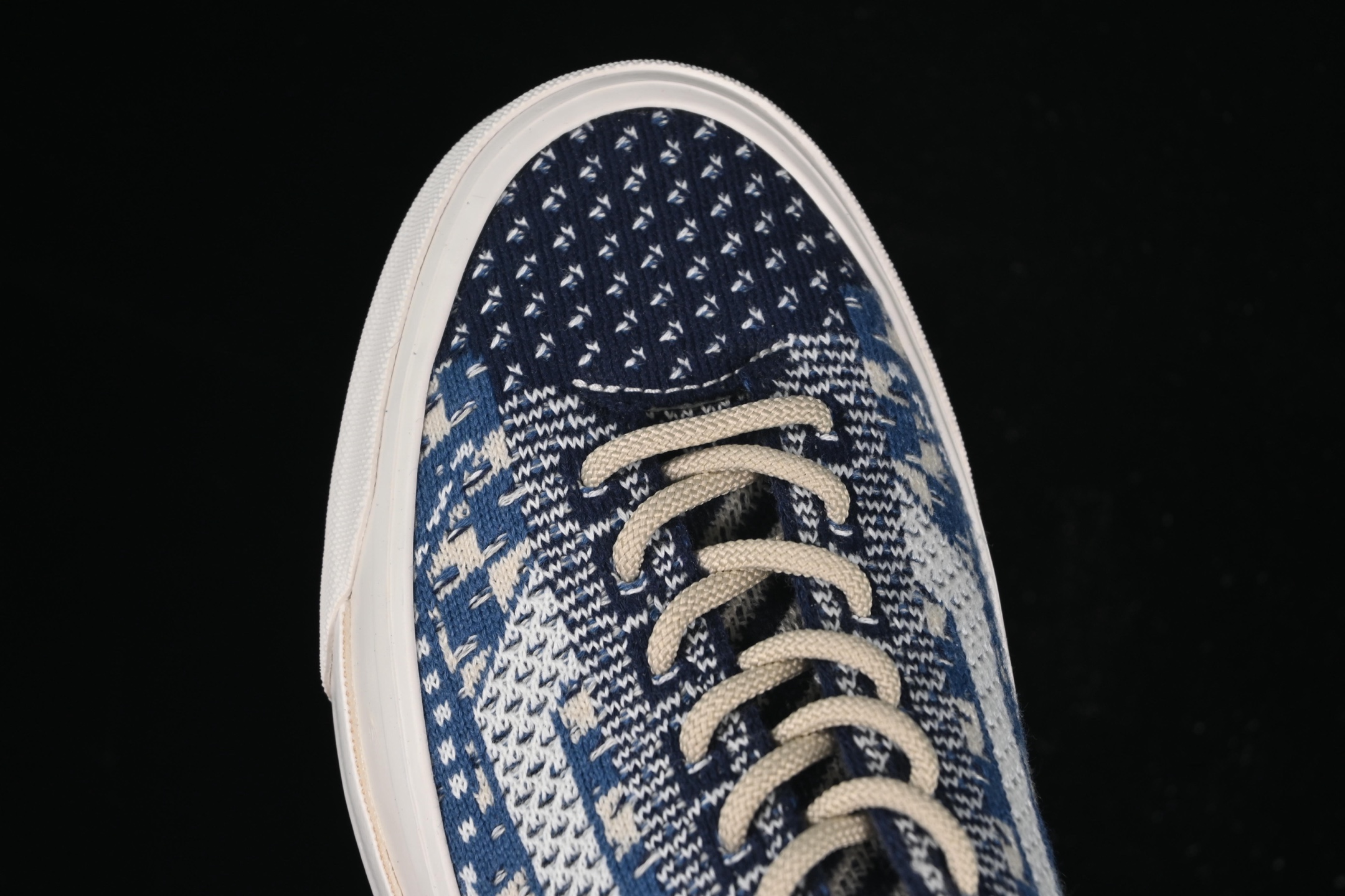 💰150纯原
Vans Old Skool 36 EK 编织系列 舒适百搭防滑耐磨休闲滑板鞋 VN000D8HEBR
#鞋面采用编织面料工艺,舒适透气,独特新颖打破传统,复古感拉满。鞋底沿用招牌“华夫格”纹路,抓地力强,同时搭载缓震鞋垫,脚感轻盈贴合,适合日常通勤和滑板运动。
尺码:35 36 36.5 37 38 38.5 39 40 40.5 41 42 42.5 43 44 M.C3