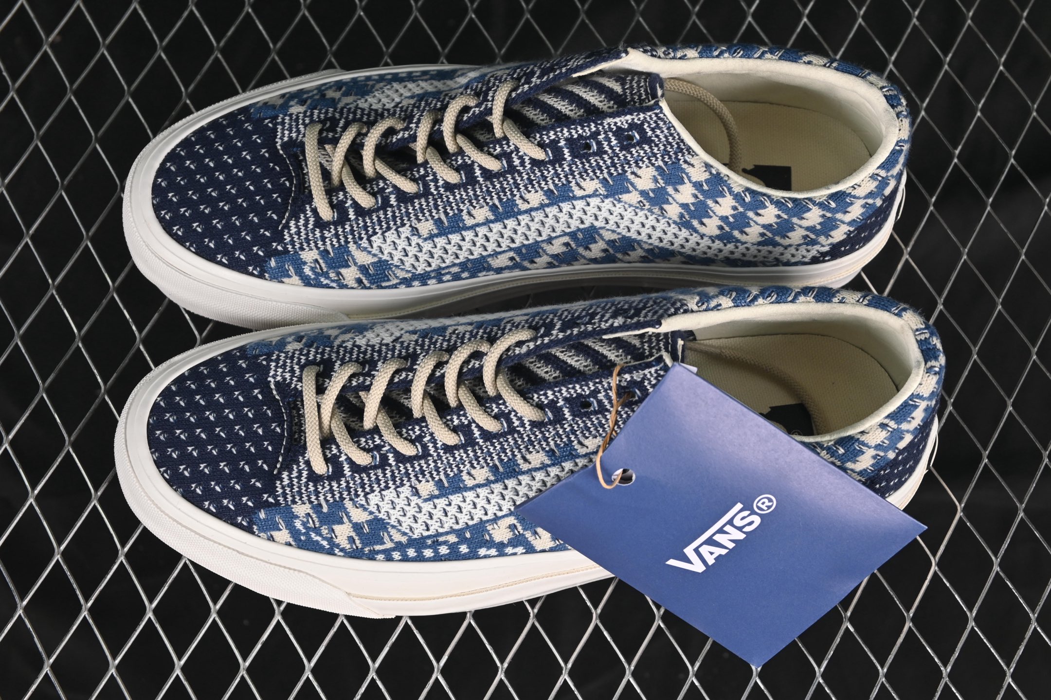 💰150纯原
Vans Old Skool 36 EK 编织系列 舒适百搭防滑耐磨休闲滑板鞋 VN000D8HEBR
#鞋面采用编织面料工艺,舒适透气,独特新颖打破传统,复古感拉满。鞋底沿用招牌“华夫格”纹路,抓地力强,同时搭载缓震鞋垫,脚感轻盈贴合,适合日常通勤和滑板运动。
尺码:35 36 36.5 37 38 38.5 39 40 40.5 41 42 42.5 43 44 M.C3