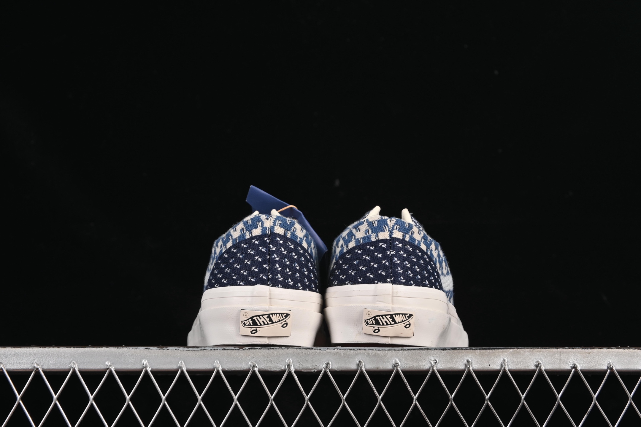💰150纯原
Vans Old Skool 36 EK 编织系列 舒适百搭防滑耐磨休闲滑板鞋 VN000D8HEBR
#鞋面采用编织面料工艺,舒适透气,独特新颖打破传统,复古感拉满。鞋底沿用招牌“华夫格”纹路,抓地力强,同时搭载缓震鞋垫,脚感轻盈贴合,适合日常通勤和滑板运动。
尺码:35 36 36.5 37 38 38.5 39 40 40.5 41 42 42.5 43 44 M.C3