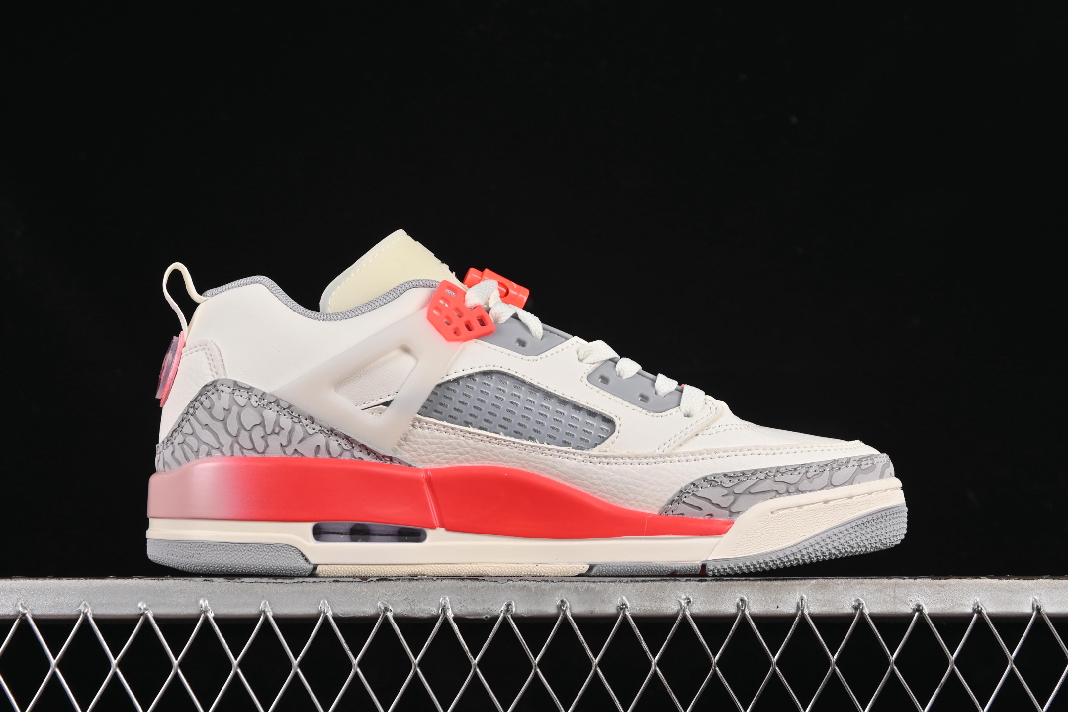 💰300纯原
 Jordan Spizike Low AJ 乔丹合体元素 文化休闲板鞋 HF8827-100
#整双鞋在 Air Jordan 5 Low 廓形的基础上，通过加入 AJ3 的爆裂纹和鞋底设计、AJ6 的鞋舌和鞋带束扣、AJ4 的鞋侧三角稳定贴片和鞋带孔等，
尺码：36 36.5 37.5 38 38.5 39 40 40.5 41 42 42.5 43 44 44.5 45 46 47.5 ZZD4