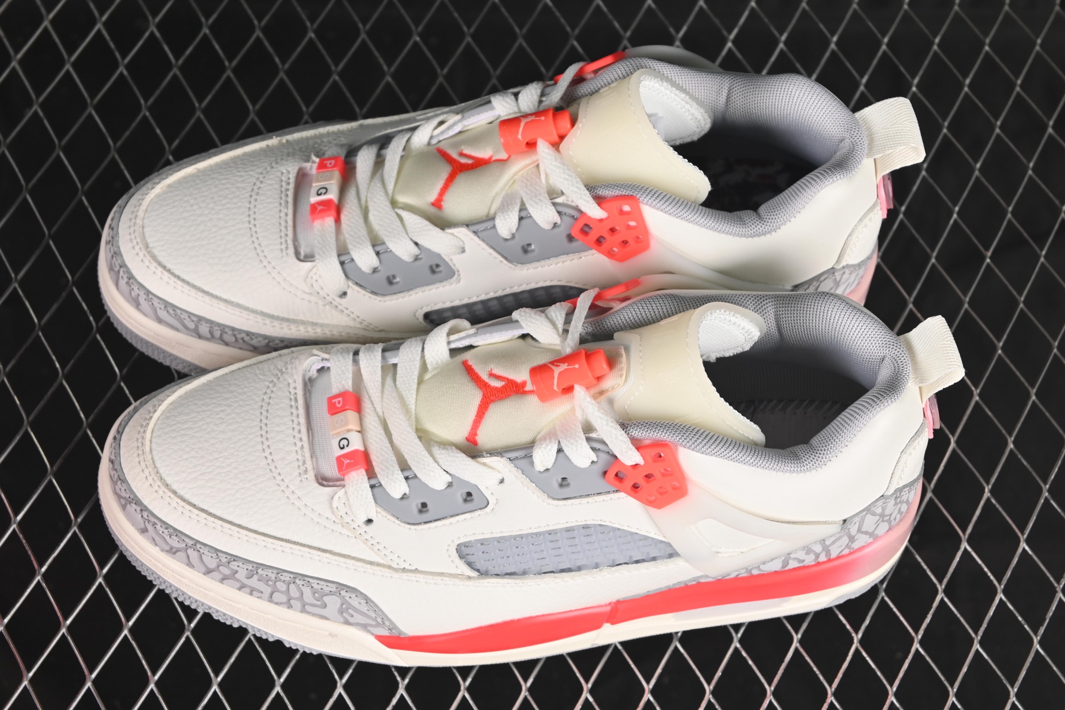 💰300纯原
 Jordan Spizike Low AJ 乔丹合体元素 文化休闲板鞋 HF8827-100
#整双鞋在 Air Jordan 5 Low 廓形的基础上，通过加入 AJ3 的爆裂纹和鞋底设计、AJ6 的鞋舌和鞋带束扣、AJ4 的鞋侧三角稳定贴片和鞋带孔等，
尺码：36 36.5 37.5 38 38.5 39 40 40.5 41 42 42.5 43 44 44.5 45 46 47.5 ZZD4