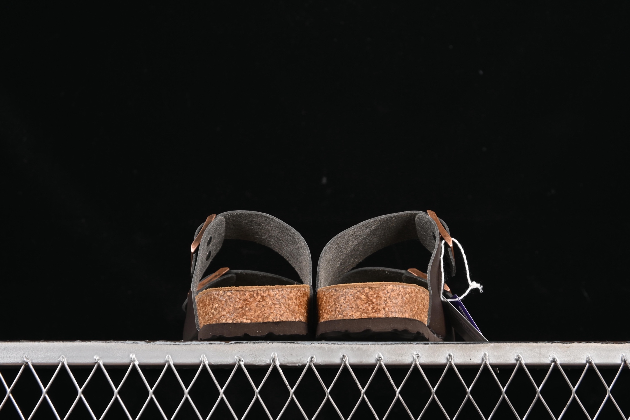 💰220纯原
 Birkenstock 勃肯凉鞋系列 红棕
#采用质地柔软牛皮绒面革植入羊羔毛鞋垫和里衬材质 中底搭载缓震软木橡胶
尺码：35 36 37 38 39 40 41 42 43 44 45 G.D4