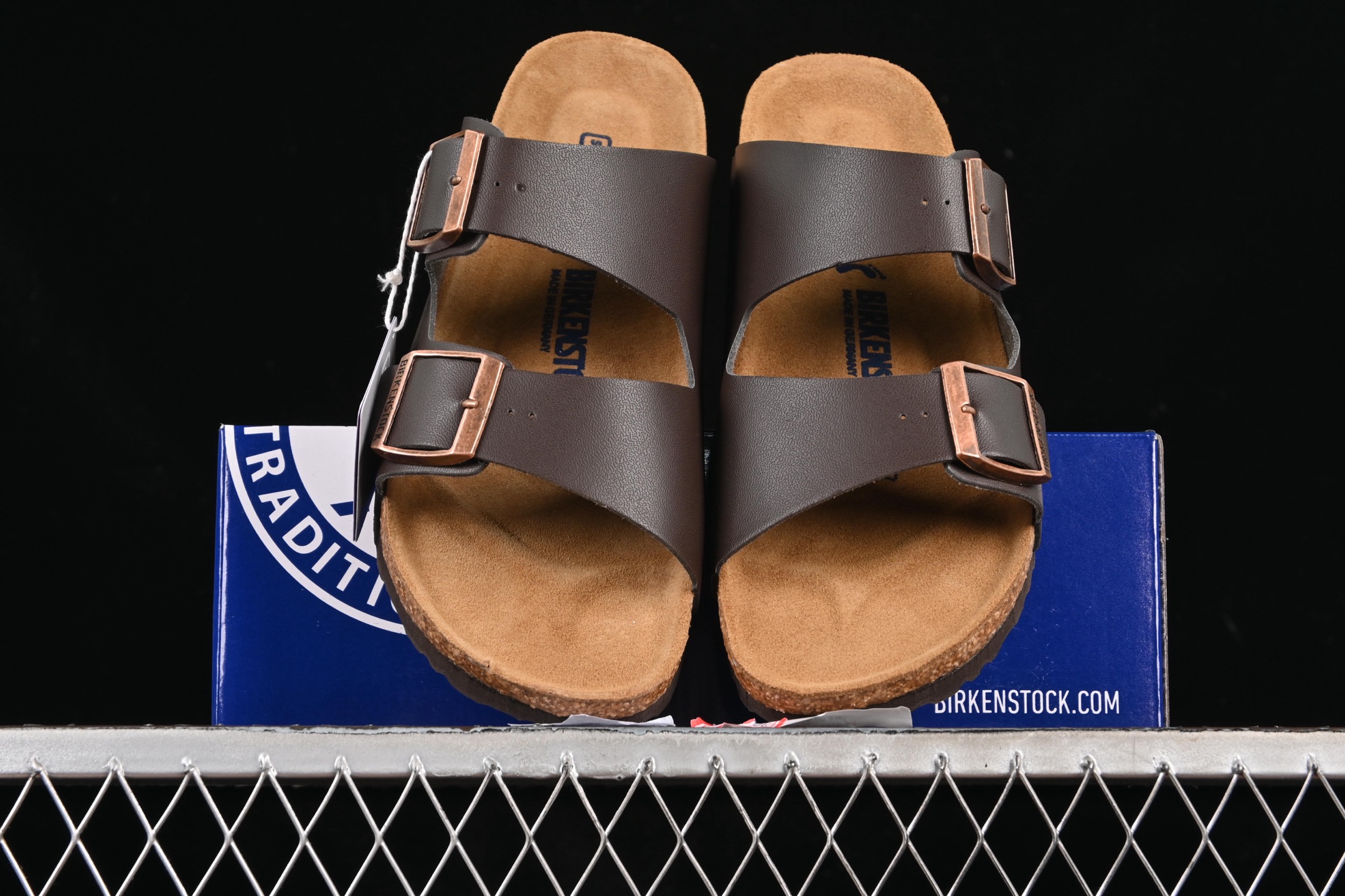 💰220纯原
 Birkenstock 勃肯凉鞋系列 红棕
#采用质地柔软牛皮绒面革植入羊羔毛鞋垫和里衬材质 中底搭载缓震软木橡胶
尺码：35 36 37 38 39 40 41 42 43 44 45 G.D4