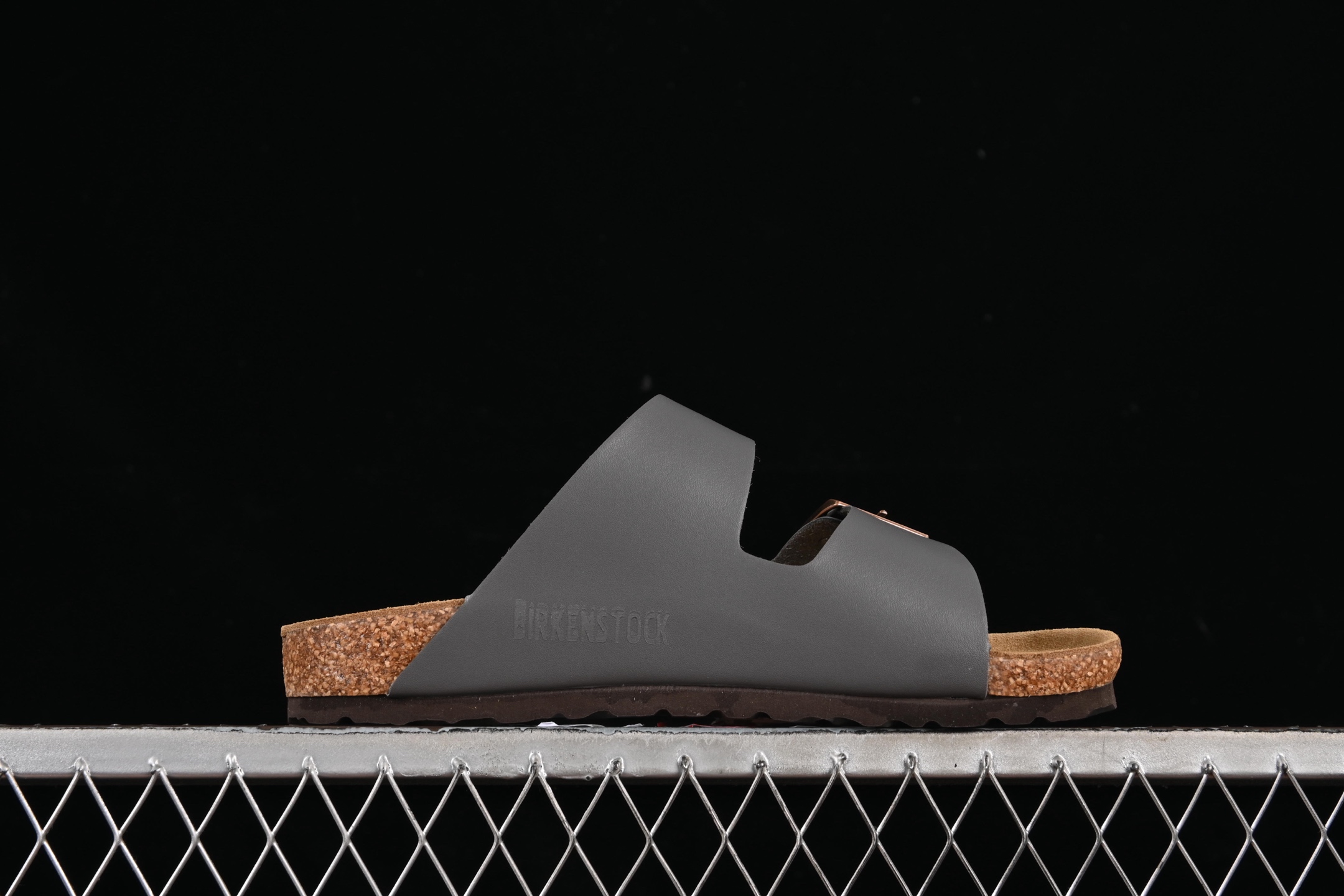 💰220纯原
 Birkenstock 勃肯凉鞋系列 岩灰
#采用质地柔软牛皮绒面革植入羊羔毛鞋垫和里衬材质 中底搭载缓震软木橡胶
尺码：35 36 37 38 39 40 41 42 43 44 45 G.D4
