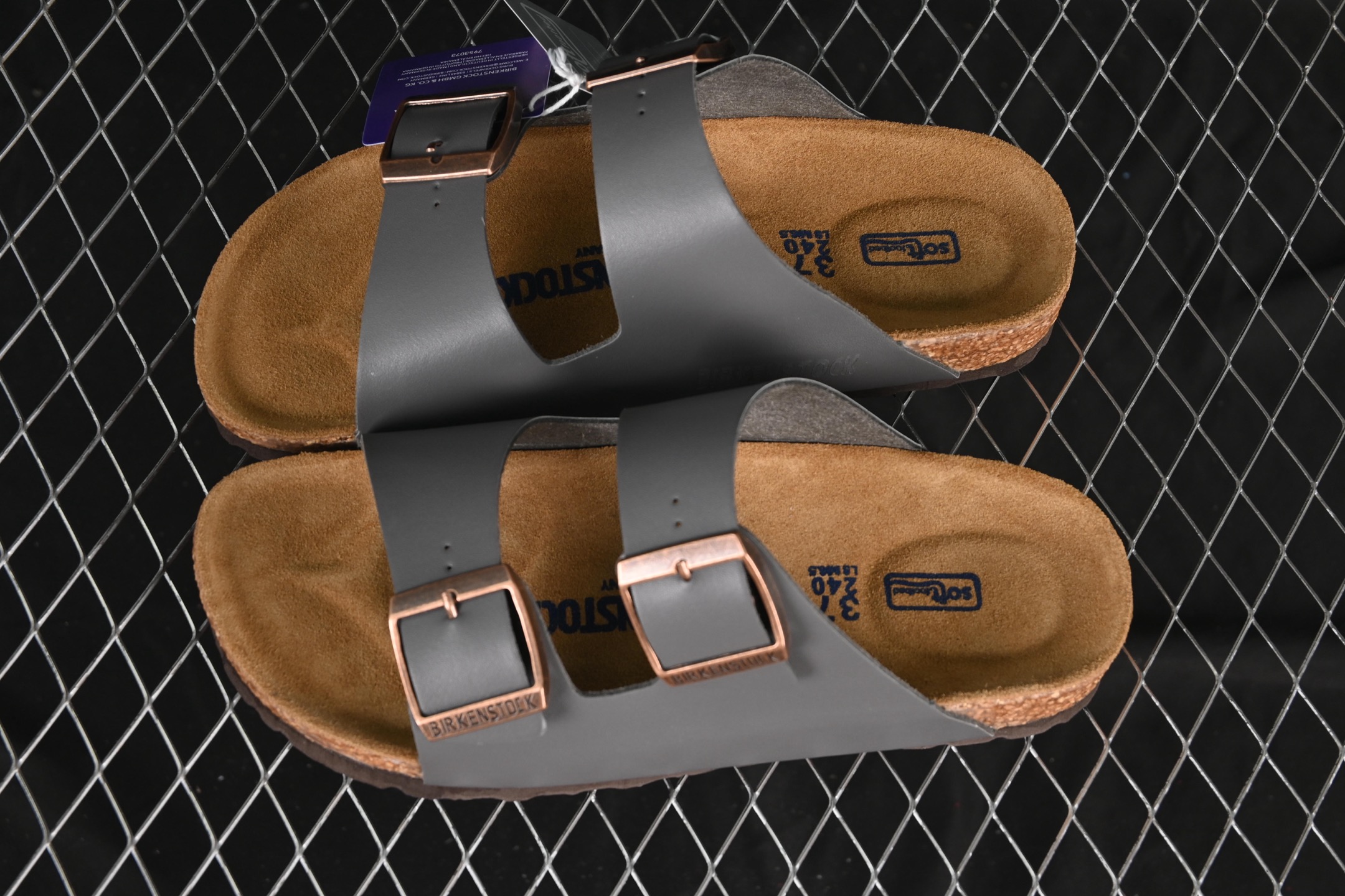 💰220纯原
 Birkenstock 勃肯凉鞋系列 岩灰
#采用质地柔软牛皮绒面革植入羊羔毛鞋垫和里衬材质 中底搭载缓震软木橡胶
尺码：35 36 37 38 39 40 41 42 43 44 45 G.D4