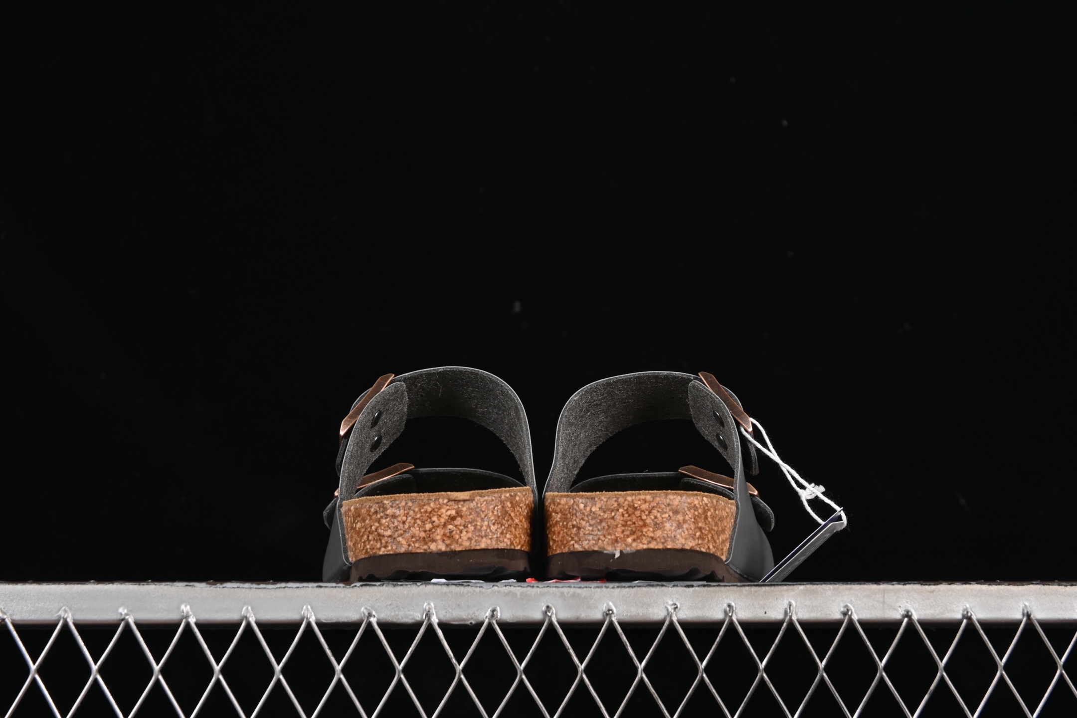 💰220纯原
 Birkenstock 勃肯凉鞋系列 岩灰
#采用质地柔软牛皮绒面革植入羊羔毛鞋垫和里衬材质 中底搭载缓震软木橡胶
尺码：35 36 37 38 39 40 41 42 43 44 45 G.D4
