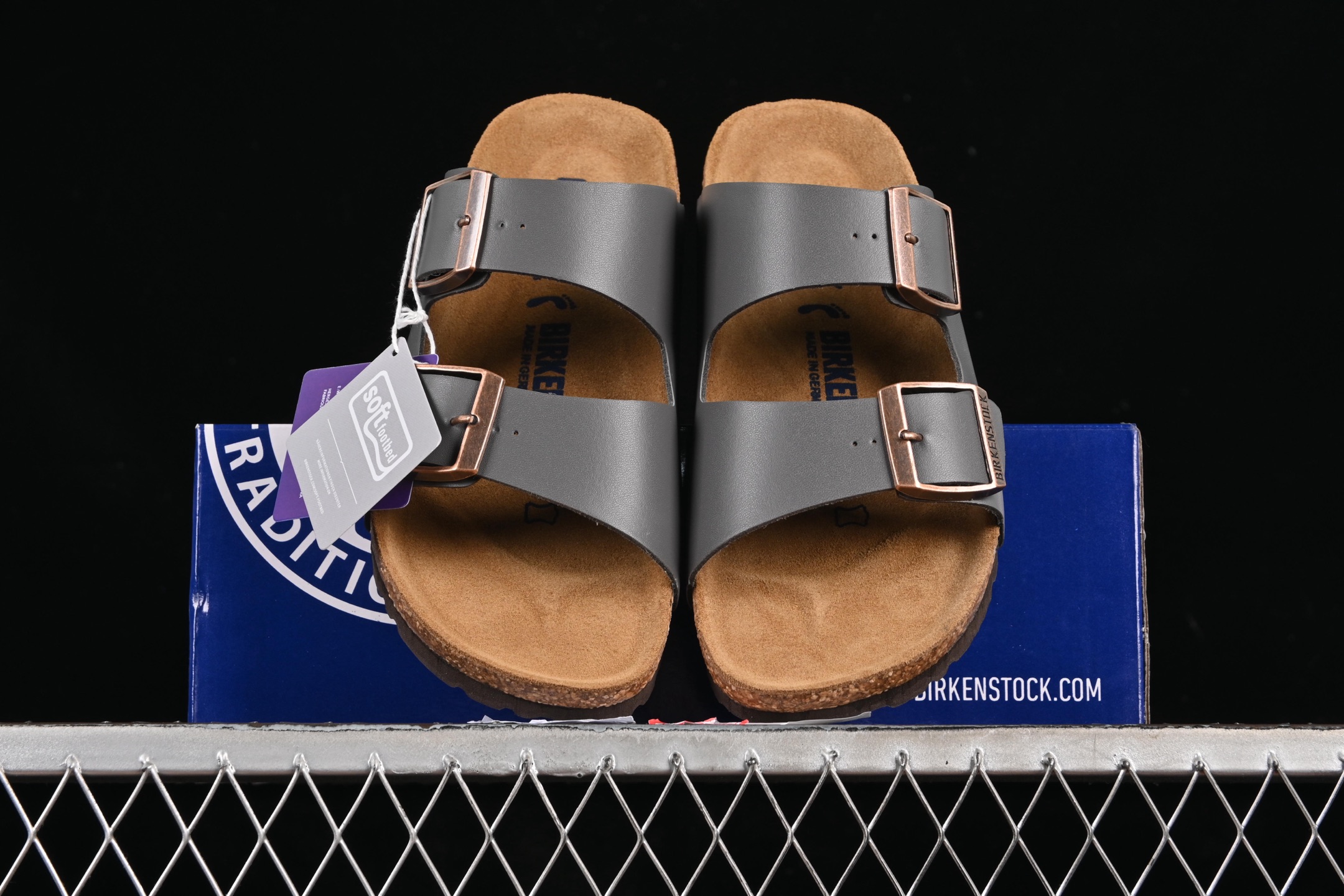 💰220纯原
 Birkenstock 勃肯凉鞋系列 岩灰
#采用质地柔软牛皮绒面革植入羊羔毛鞋垫和里衬材质 中底搭载缓震软木橡胶
尺码：35 36 37 38 39 40 41 42 43 44 45 G.D4