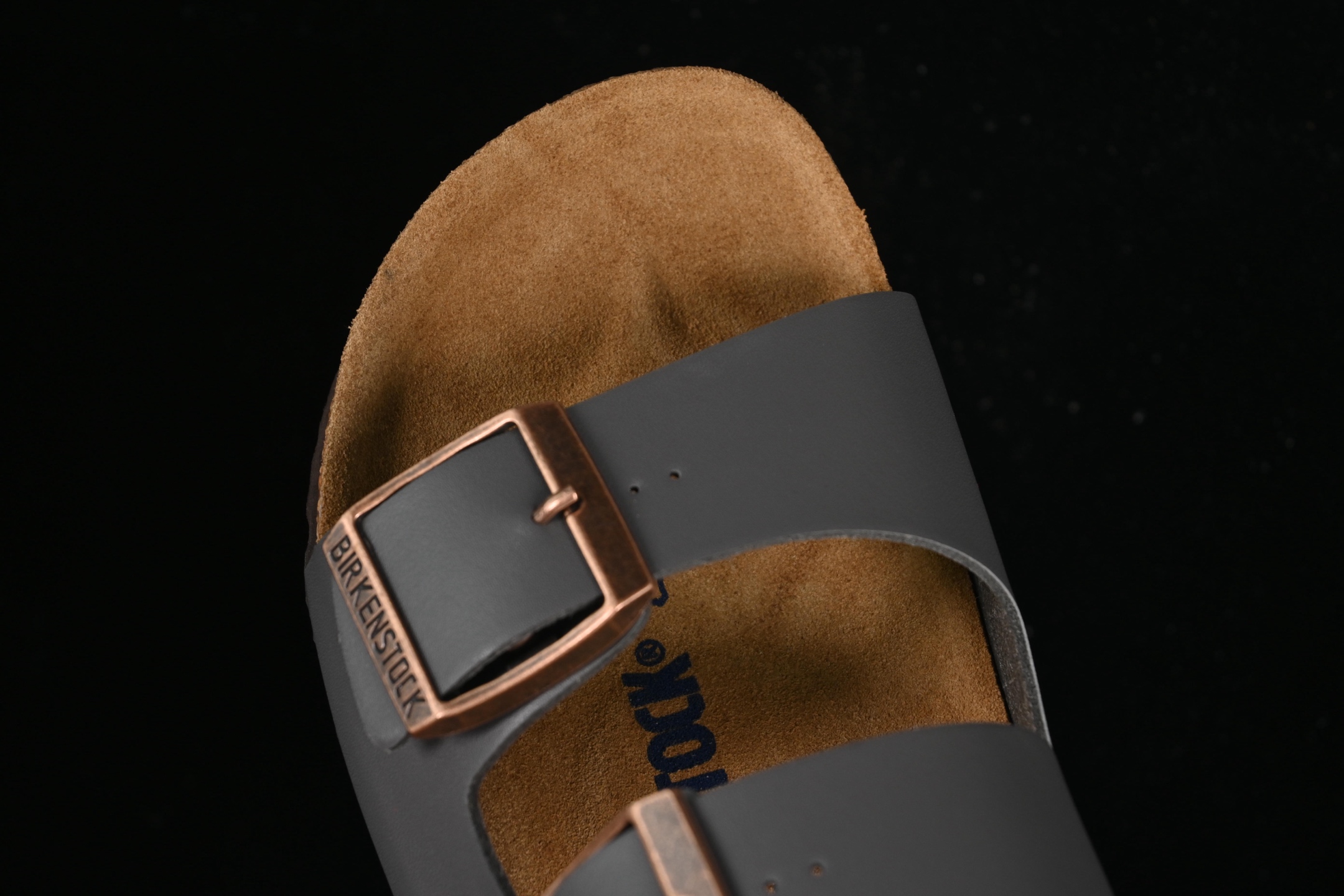 💰220纯原
 Birkenstock 勃肯凉鞋系列 岩灰
#采用质地柔软牛皮绒面革植入羊羔毛鞋垫和里衬材质 中底搭载缓震软木橡胶
尺码：35 36 37 38 39 40 41 42 43 44 45 G.D4