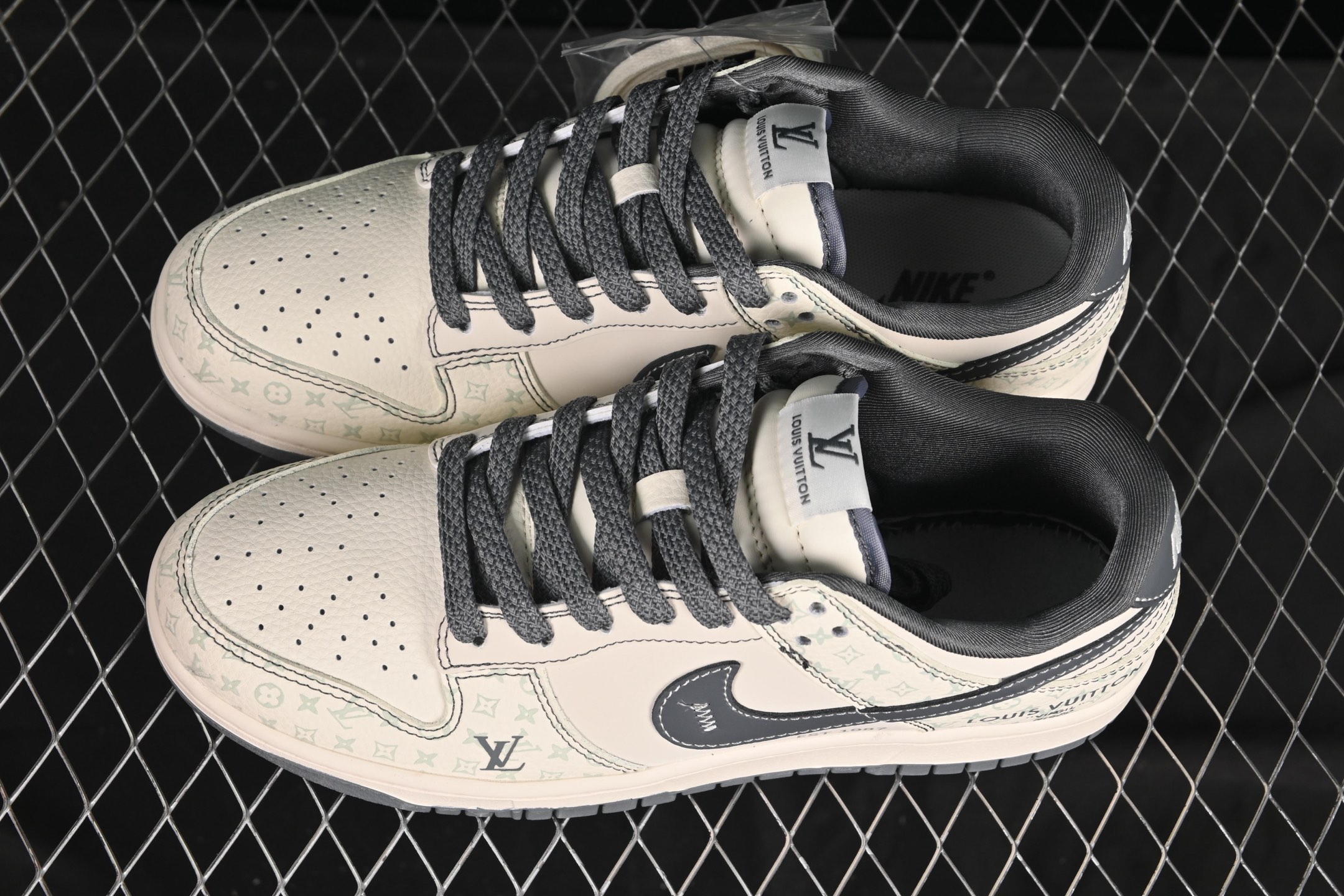 💰280公司级💰360纯原
Nike SB Dunk Low LV联名 花纹灰勾 周年高端定制 低帮休闲板鞋 YX5066-366
#定制鞋盒 大厂纯原品质出货 超高清洁度 皮料切割干净无任何毛边 细节完美
尺码:36 36.5 37.5 38 38.5 39 40 40.5 41 42 42.5 43 44 44.5 45 9.E5