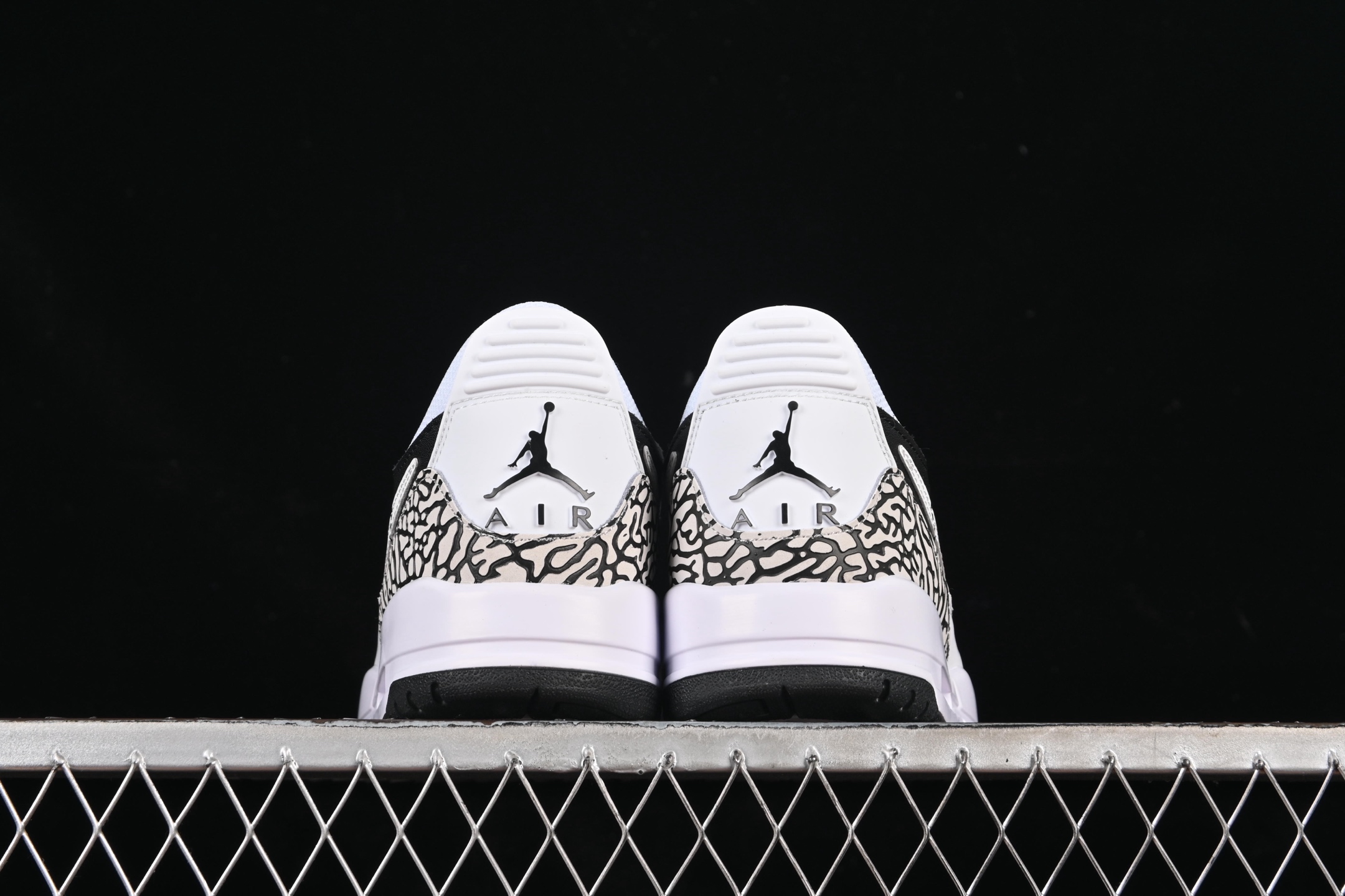 💰200真标💰240公司级💰280纯原
Air Jordan Legacy 312 Low AJ312 乔312 魔术贴三合一板鞋 CD7069-111
尺码:36 36.5 37.5 38 38.5 39 40 40.5 41 42 42.5 43 44 44.5 45 46 47.5 G.D4