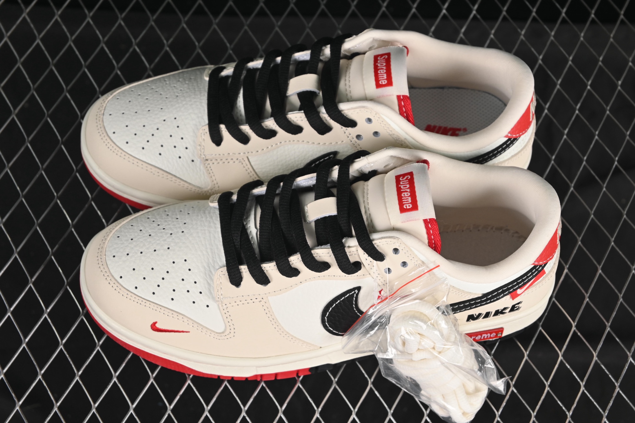 💰280公司级💰360纯原
Nike SB Dunk Low Sup联名 白卡其三小勾 周年高端定制 低帮休闲板鞋 SC9207-427
#定制鞋盒 大厂纯原品质出货 超高清洁度 皮料切割干净无任何毛边 细节完美
尺码:36 36.5 37.5 38 38.5 39 40 40.5 41 42 42.5 43 44 44.5 45 9.E5