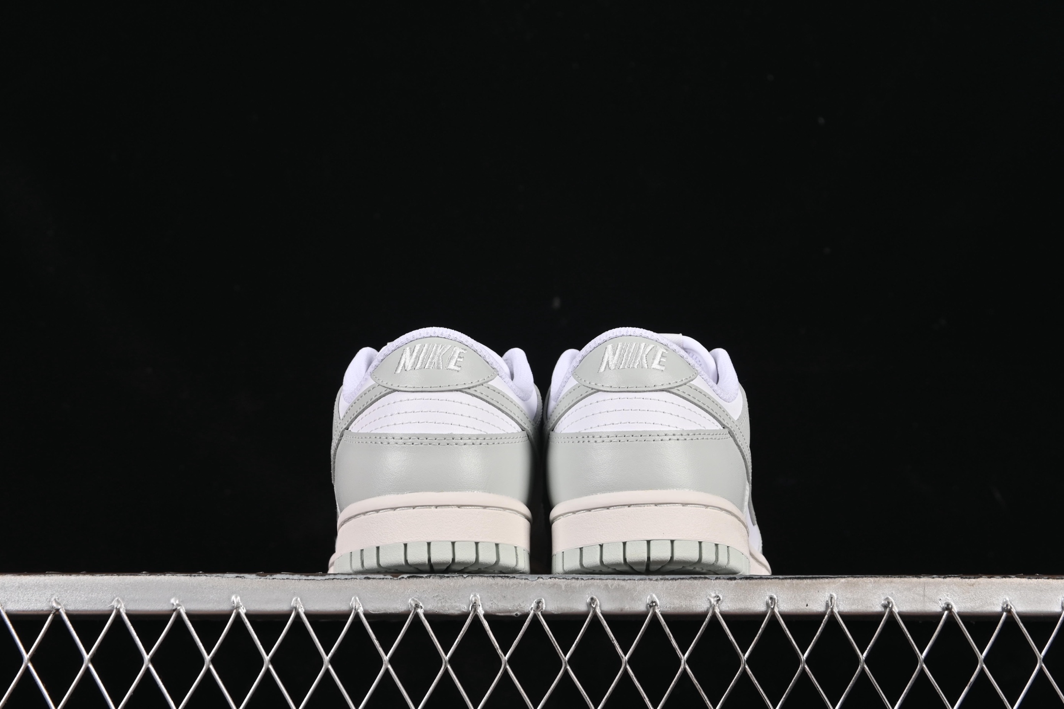 💰200真标💰260公司级💰360纯原
Nike SB Dunk Low 白灰色 低帮休闲板鞋 FB9109-124
尺码：35.5 36 36.5 37.5 38 38.5 39 40 40.5 41 42 42.5 43 44 9.E5