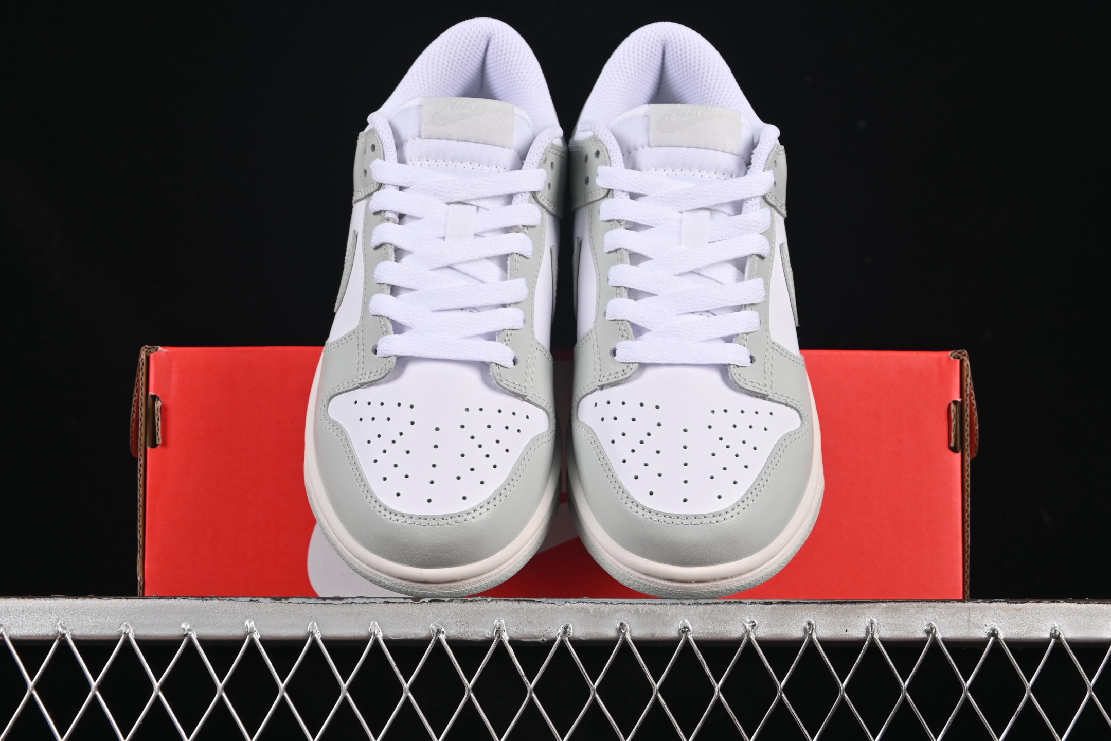 💰200真标💰260公司级💰360纯原
Nike SB Dunk Low 白灰色 低帮休闲板鞋 FB9109-124
尺码：35.5 36 36.5 37.5 38 38.5 39 40 40.5 41 42 42.5 43 44 9.E5