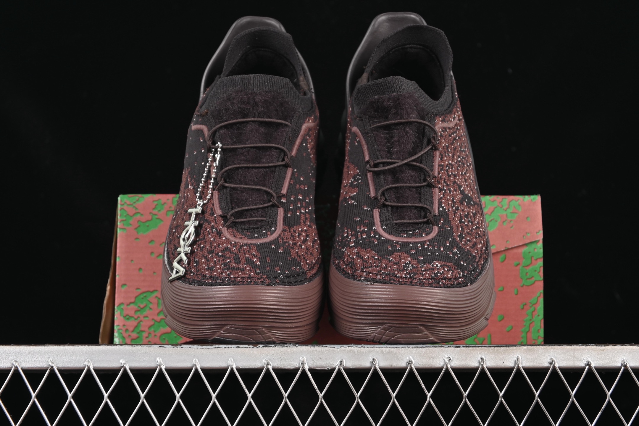 💰240纯原
HOKA ONE ONE Restore 经典百搭舒适减震防滑低帮跑鞋 1169090 CHO
#鞋款特别研发使用性能独特的几何形跑鞋中底,鞋底更厚、更高、回弹性也更好,除了卓越的缓冲性能,它还能为各种阶段的跑者带来更具动感、更加稳定的跑步体验。
尺码:36 36.5 37 38 38.5 39 40 40.5 41 42 42.5 43 44 45 X.D4