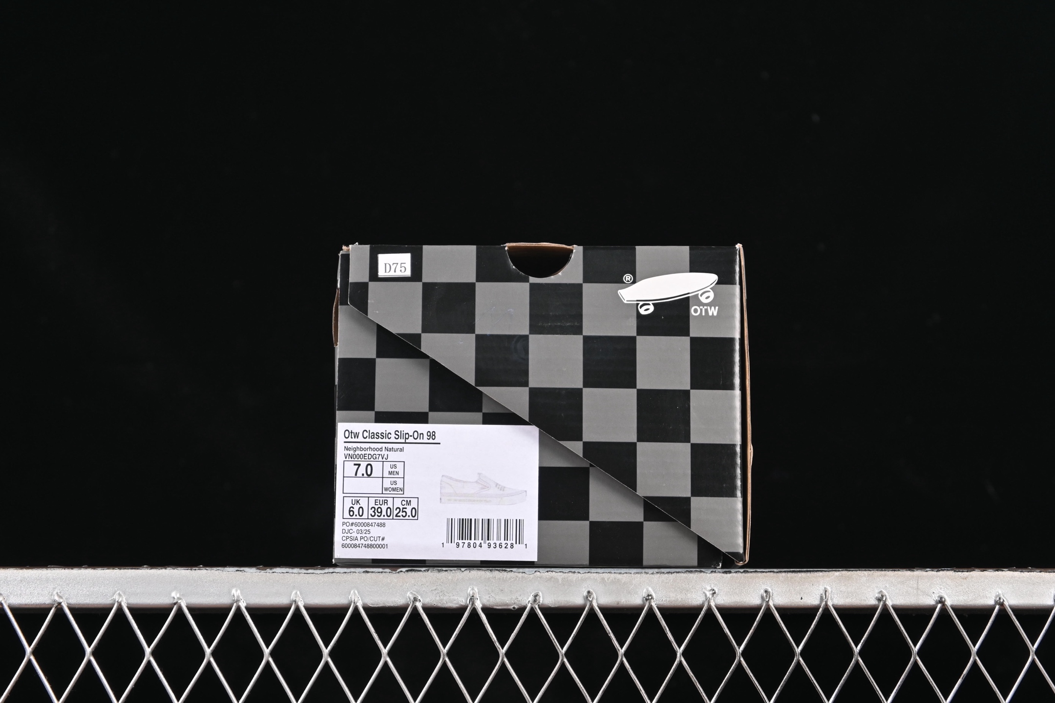 💰160纯原
Vans Classic Slip-On 98 DX 麂皮 懒人一脚蹬休闲板鞋 VN000EDG7VJ
#工艺:硫化1:1(重量1:1、真标、原钢印、材质标、鞋型标、合格证)
尺码:35 36 36.5 37 38 38.5 39 40 40.5 41 42 42.5 43 44 M.C3