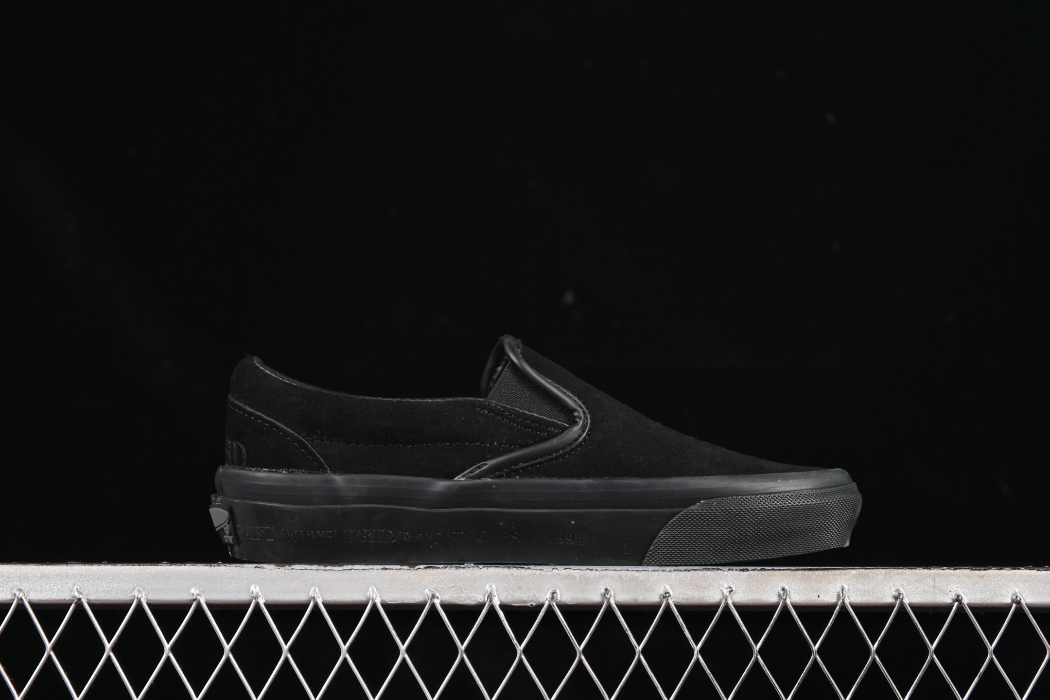 💰160纯原
Vans Classic Slip-On 98 DX 麂皮 懒人一脚蹬休闲板鞋 VN000EDGBLA
#工艺:硫化1:1(重量1:1、真标、原钢印、材质标、鞋型标、合格证)
尺码:35 36 36.5 37 38 38.5 39 40 40.5 41 42 42.5 43 44 M.C3