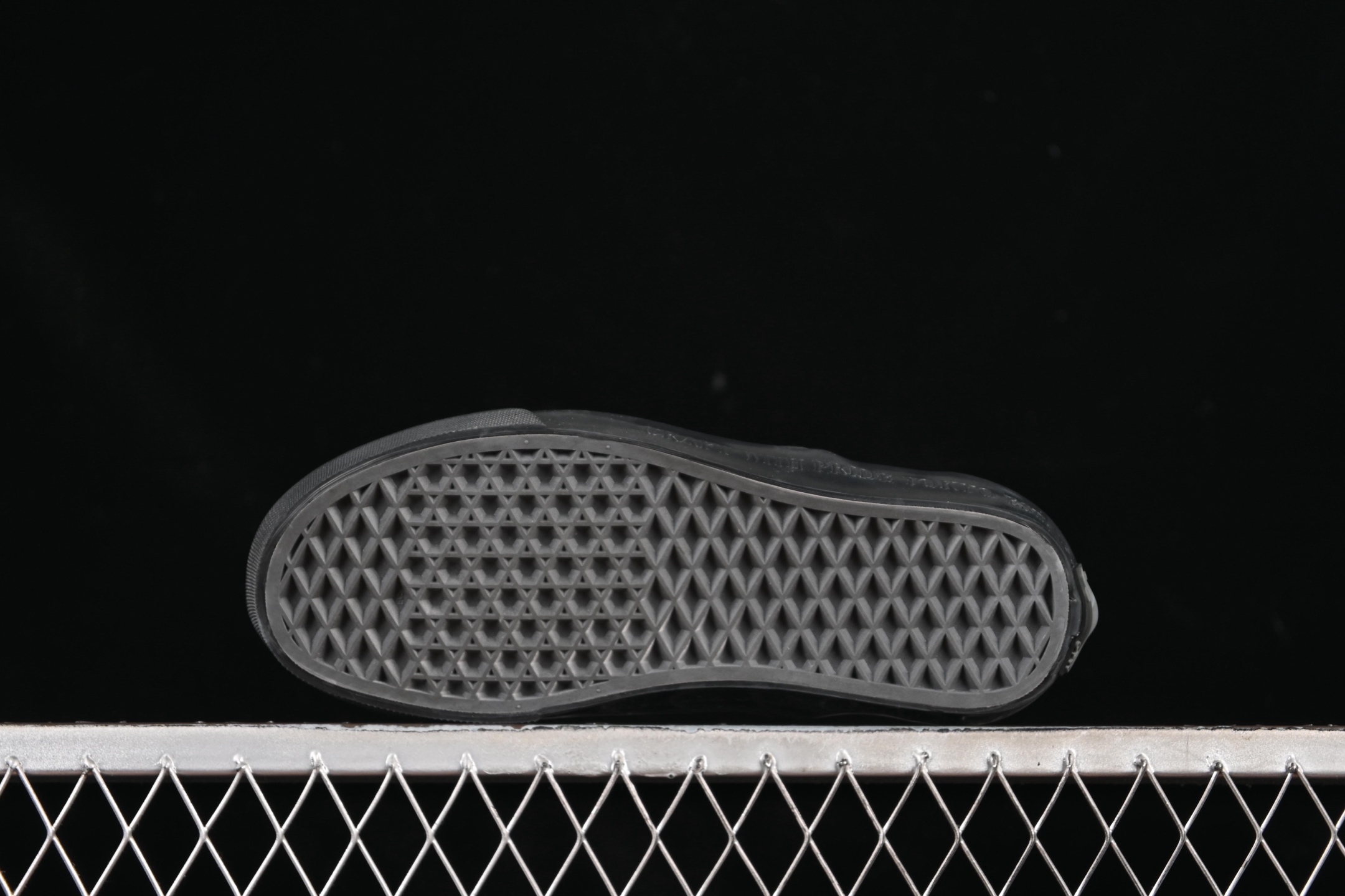 💰160纯原
Vans Classic Slip-On 98 DX 麂皮 懒人一脚蹬休闲板鞋 VN000EDGBLA
#工艺:硫化1:1(重量1:1、真标、原钢印、材质标、鞋型标、合格证)
尺码:35 36 36.5 37 38 38.5 39 40 40.5 41 42 42.5 43 44 M.C3