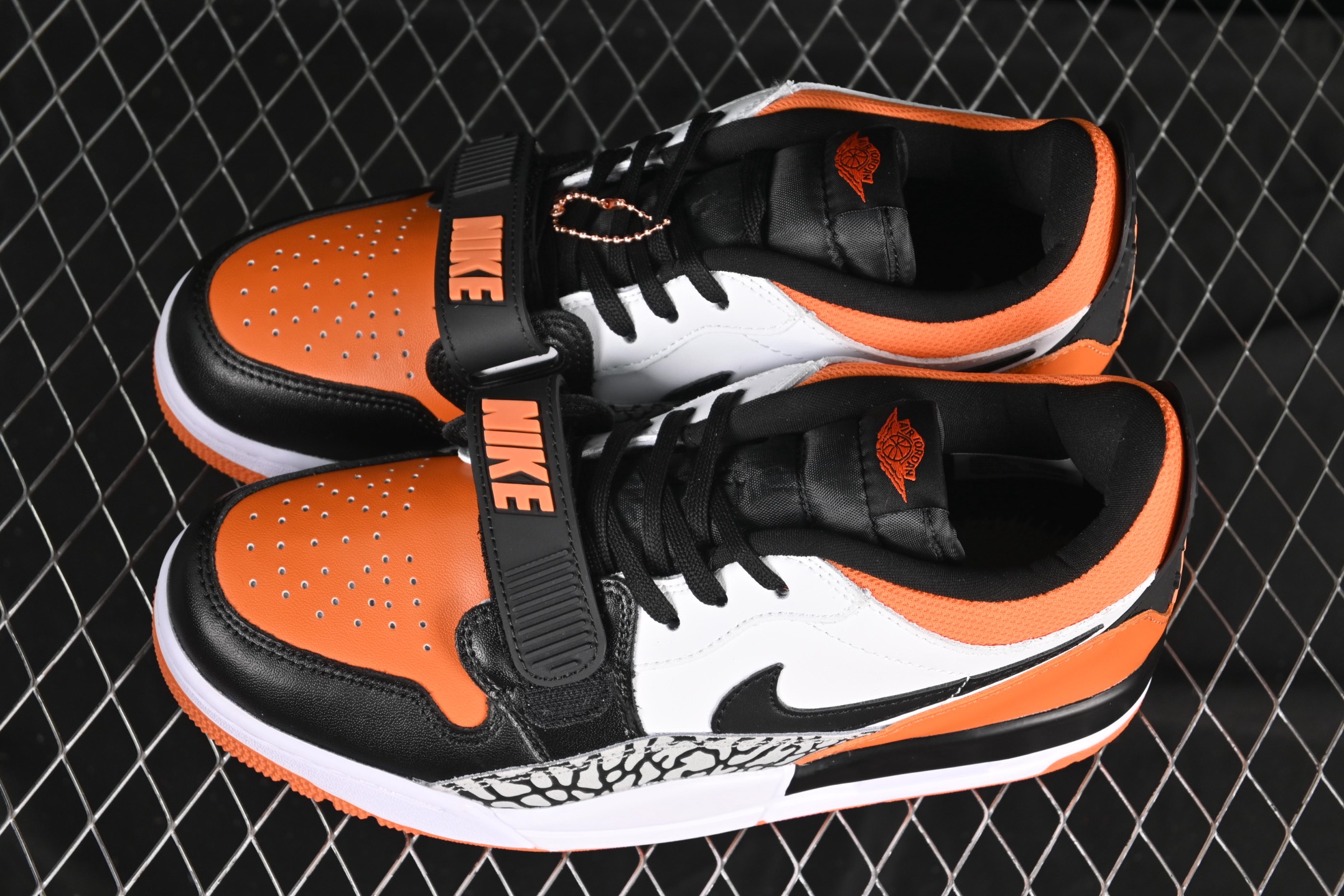 💰200真标💰240公司级💰280纯原
Air Jordan Legacy 312 Low AJ312 乔312 魔术贴三合一板鞋 CD7069-118
尺码:36 36.5 37.5 38 38.5 39 40 40.5 41 42 42.5 43 44 44.5 45 46 47.5 G.D4