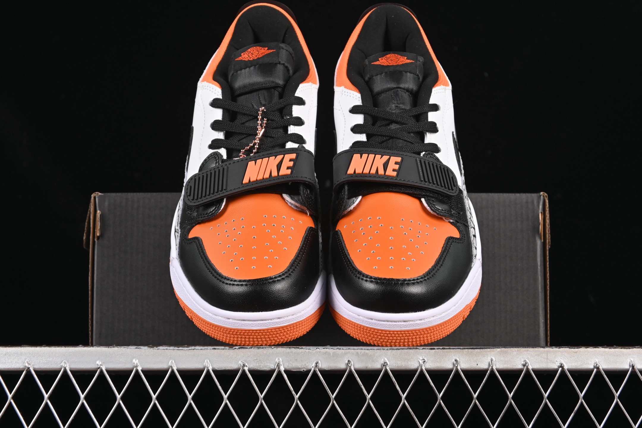 💰200真标💰240公司级💰280纯原
Air Jordan Legacy 312 Low AJ312 乔312 魔术贴三合一板鞋 CD7069-118
尺码:36 36.5 37.5 38 38.5 39 40 40.5 41 42 42.5 43 44 44.5 45 46 47.5 G.D4