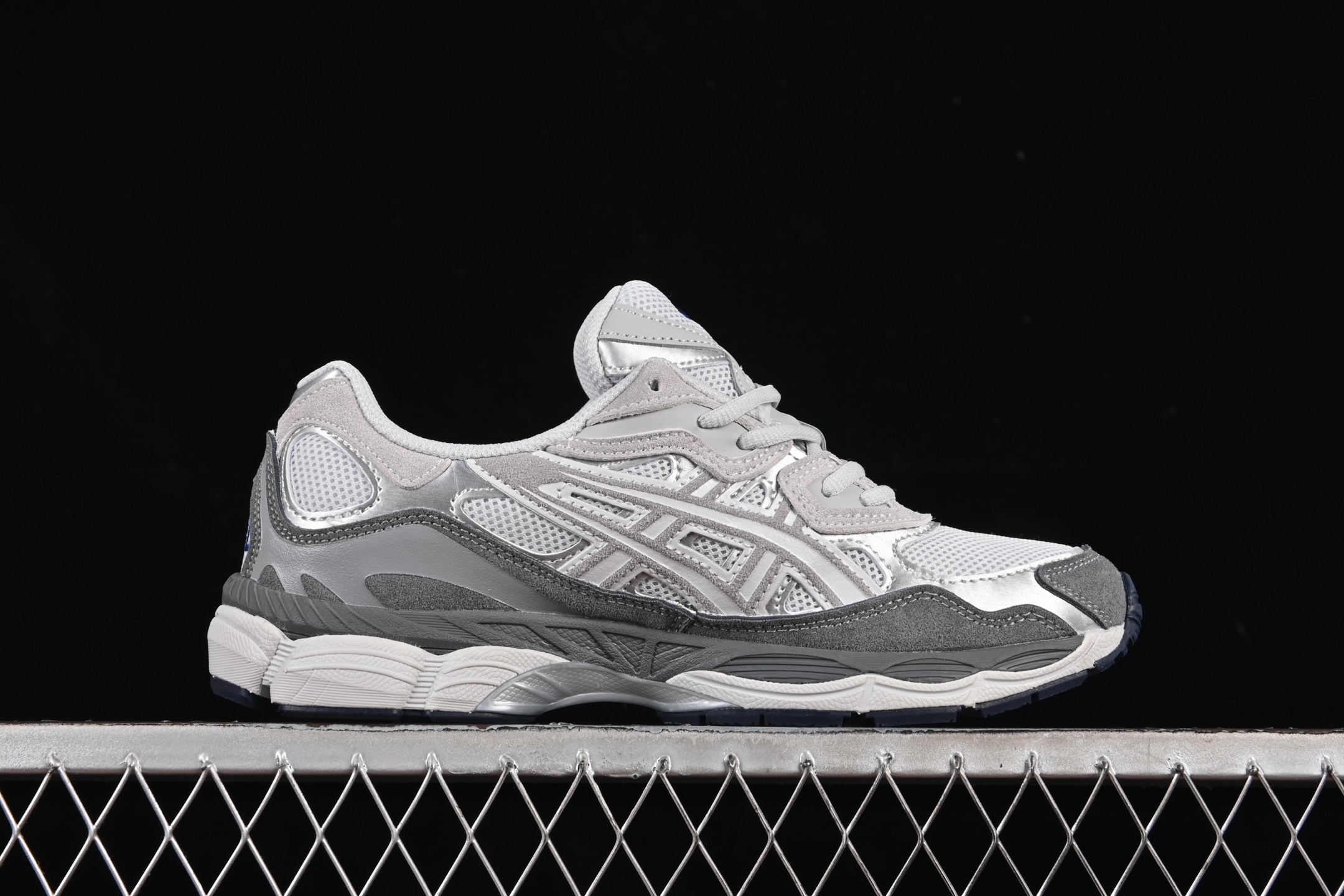 💰240纯原
Asics Gel-NYC 亚瑟士运动休闲透气专业跑鞋 1203A383-025
#鞋面采用反绒皮与网布拼接 透气舒适兼具休闲时尚 结合简明的配色 展现品牌的传承及引领复古流行的主题 虎爪造型的LOGO
#鞋身稳定包裹系统 支撑鞋身 经典宽大鞋型配备防偏移设计提升包裹性 穿着舒适鞋面透气孔设计 提供透气性
尺码:36 37 37.5 38 39 39.5 40 40.5 41.5 42 42.5 43.5 44 45 B.D4