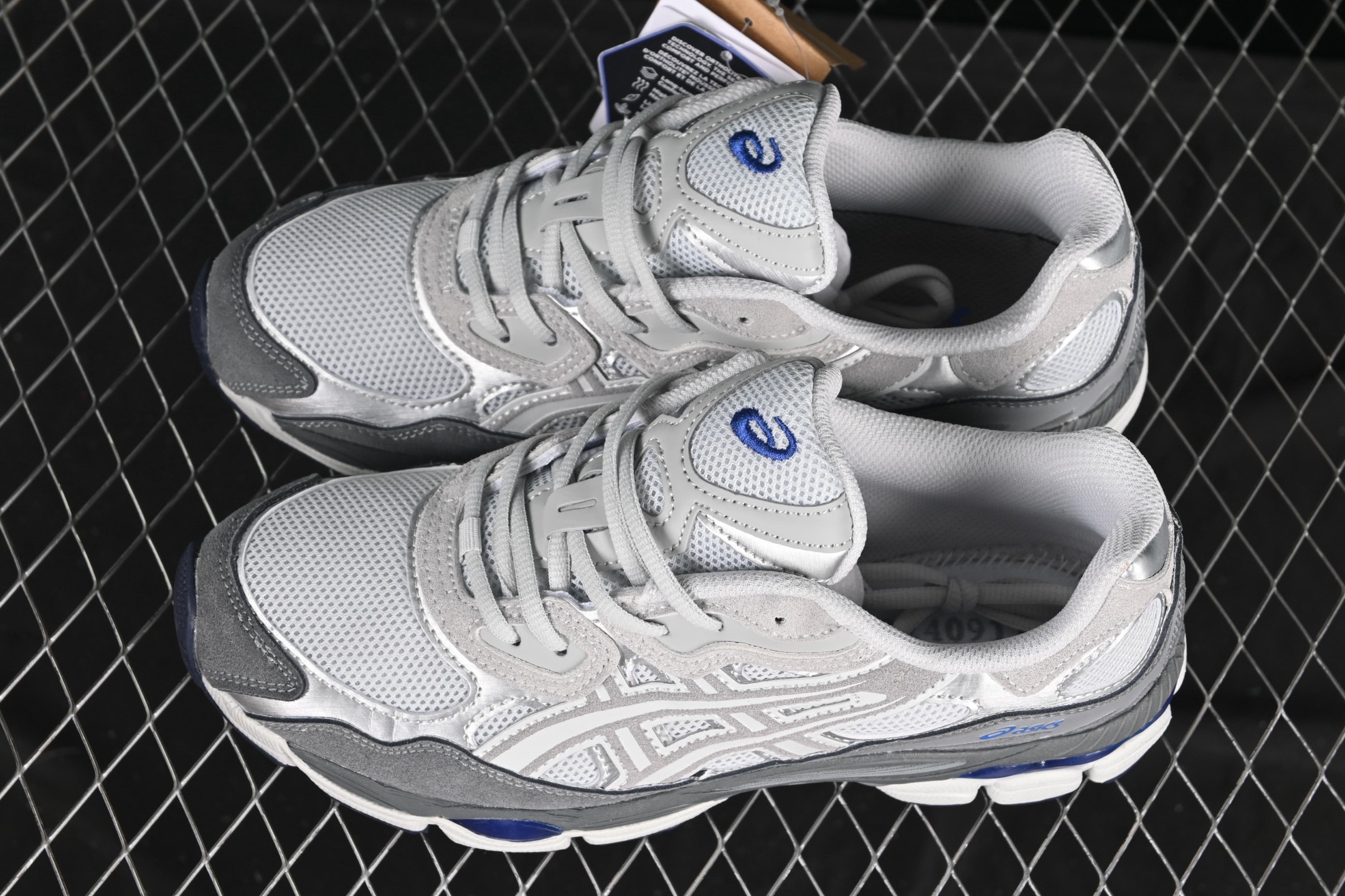 💰240纯原
Asics Gel-NYC 亚瑟士运动休闲透气专业跑鞋 1203A383-025
#鞋面采用反绒皮与网布拼接 透气舒适兼具休闲时尚 结合简明的配色 展现品牌的传承及引领复古流行的主题 虎爪造型的LOGO
#鞋身稳定包裹系统 支撑鞋身 经典宽大鞋型配备防偏移设计提升包裹性 穿着舒适鞋面透气孔设计 提供透气性
尺码:36 37 37.5 38 39 39.5 40 40.5 41.5 42 42.5 43.5 44 45 B.D4