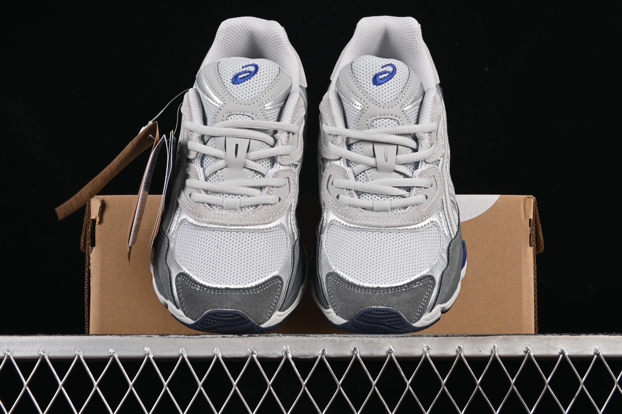💰240纯原
Asics Gel-NYC 亚瑟士运动休闲透气专业跑鞋 1203A383-025
#鞋面采用反绒皮与网布拼接 透气舒适兼具休闲时尚 结合简明的配色 展现品牌的传承及引领复古流行的主题 虎爪造型的LOGO
#鞋身稳定包裹系统 支撑鞋身 经典宽大鞋型配备防偏移设计提升包裹性 穿着舒适鞋面透气孔设计 提供透气性
尺码:36 37 37.5 38 39 39.5 40 40.5 41.5 42 42.5 43.5 44 45 B.D4