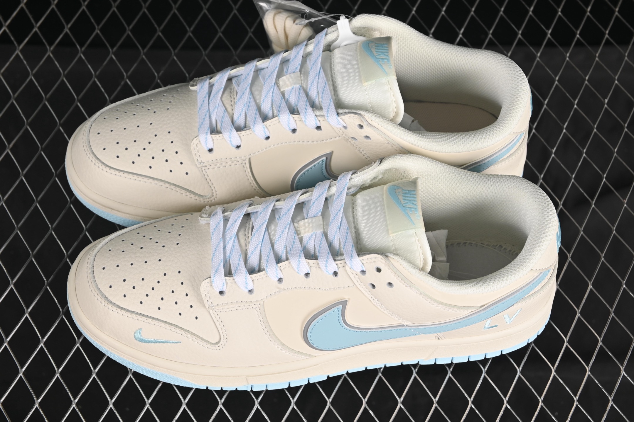 💰280公司级💰360纯原
Nike SB Dunk Low LV联名 米白浅蓝 周年高端定制 低帮休闲板鞋 KK1333-048
#定制鞋盒 大厂纯原品质出货 超高清洁度 皮料切割干净无任何毛边 细节完美
尺码:36 36.5 37.5 38 38.5 39 40 40.5 41 42 42.5 43 44 44.5 45 9.E5