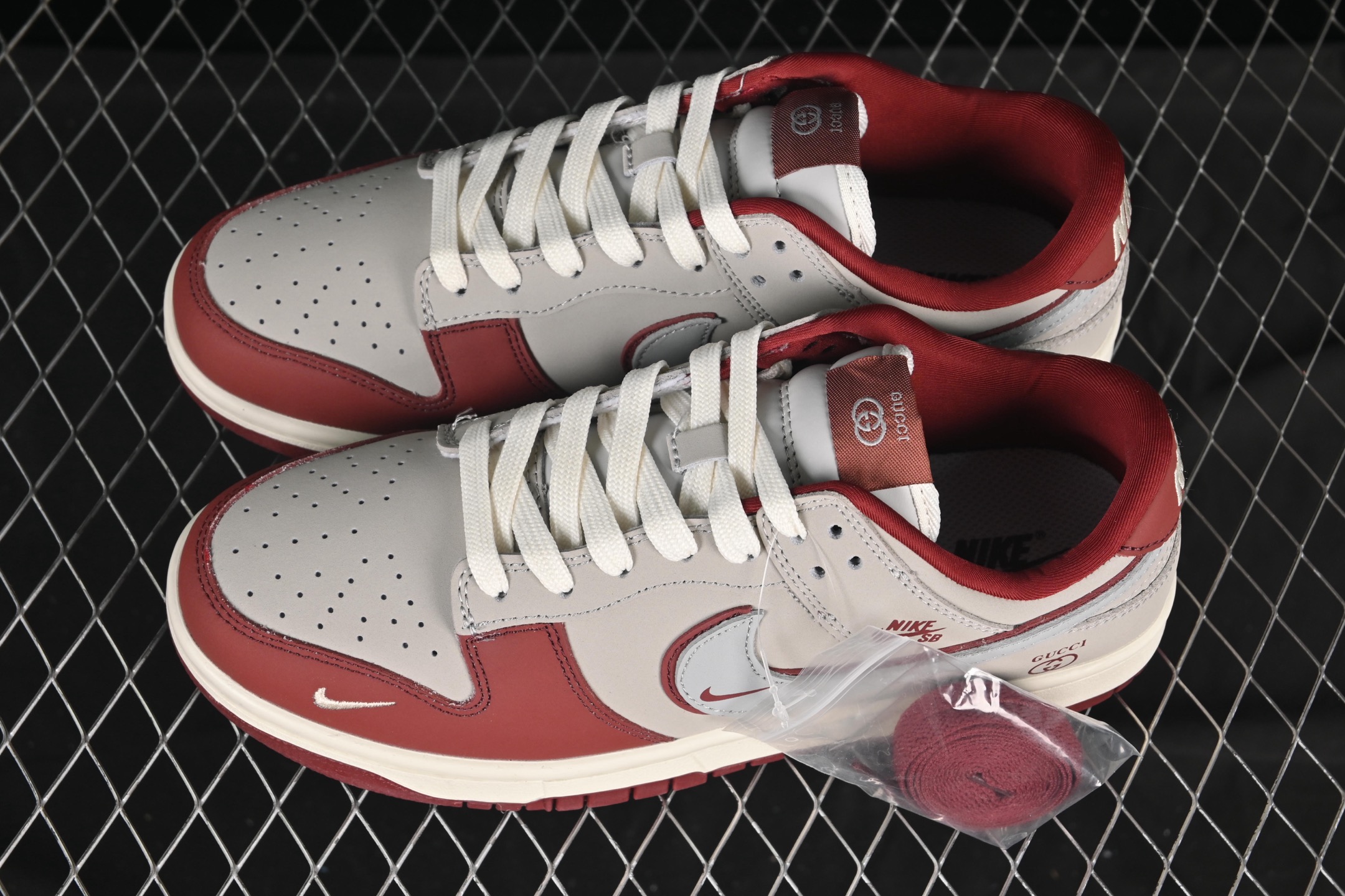 💰280公司级💰360纯原
Nike SB Dunk Low 古驰联名 雾灰殷红 周年高端定制 低帮休闲板鞋 XY2026-157
#定制鞋盒 大厂纯原品质出货 超高清洁度 皮料切割干净无任何毛边 细节完美
尺码:36 36.5 37.5 38 38.5 39 40 40.5 41 42 42.5 43 44 44.5 45 9.E5