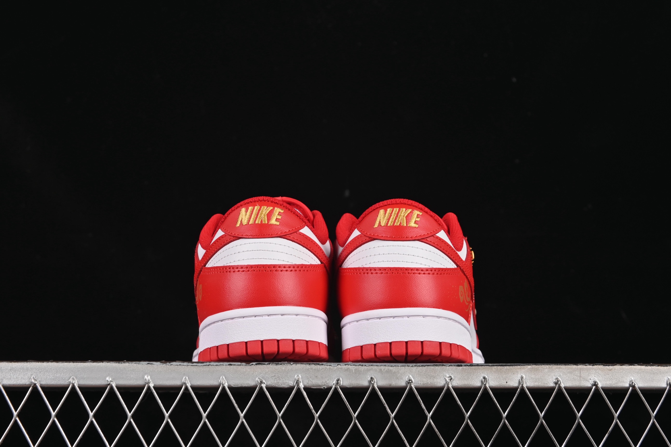 💰280公司级💰360纯原
Nike SB Dunk Low "Just Do it" 囍庆婚礼 周年高端定制 低帮休闲板鞋 FB9109-119
#定制鞋盒 大厂纯原品质出货 超高清洁度 皮料切割干净无任何毛边 细节完美
尺码:36 36.5 37.5 38 38.5 39 40 40.5 41 42 42.5 43 44 44.5 45 46 9.E5